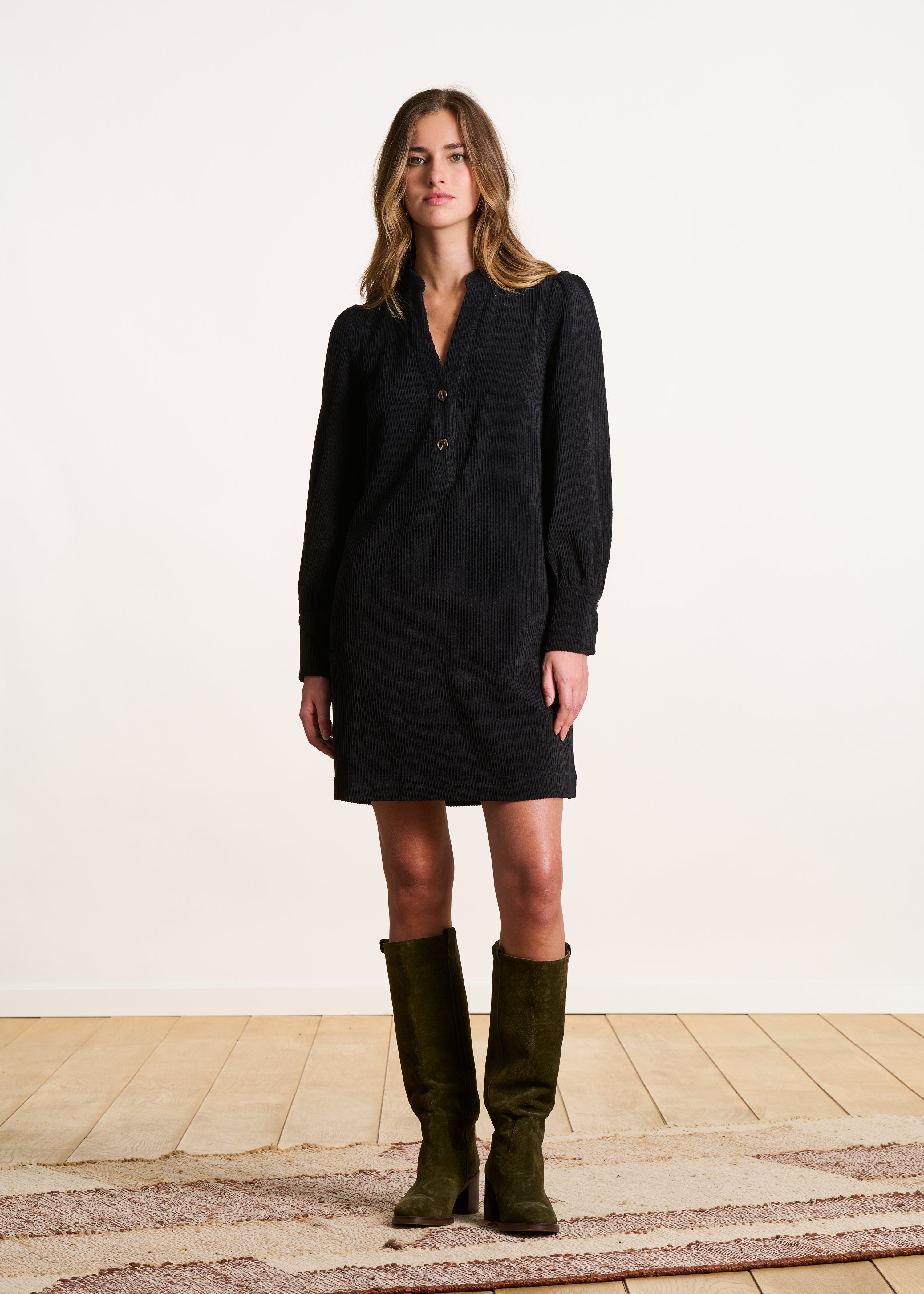 Robe courte droite noire en velours côtelé manches longues