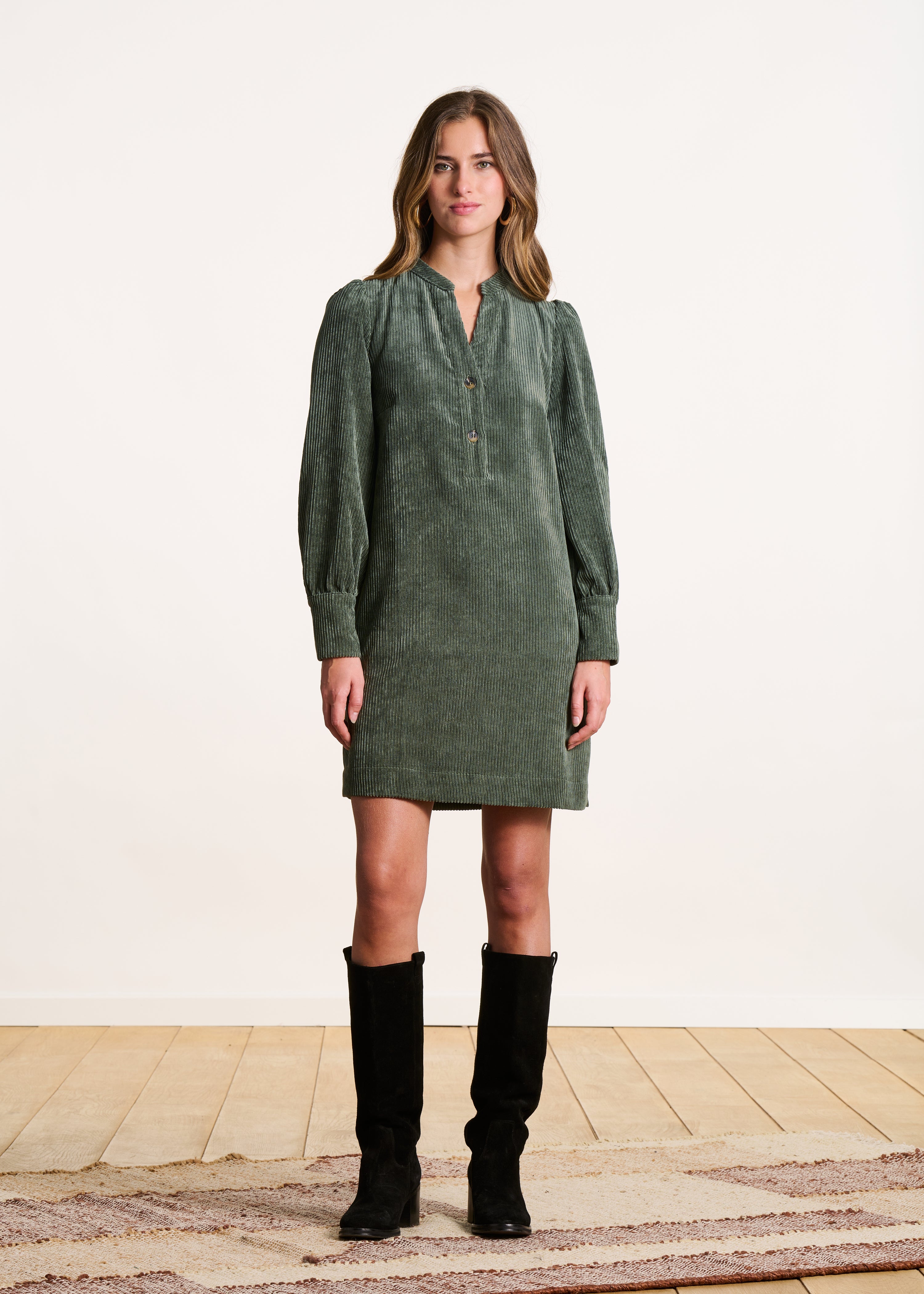 Robe courte droite en velours côtelé manches longues