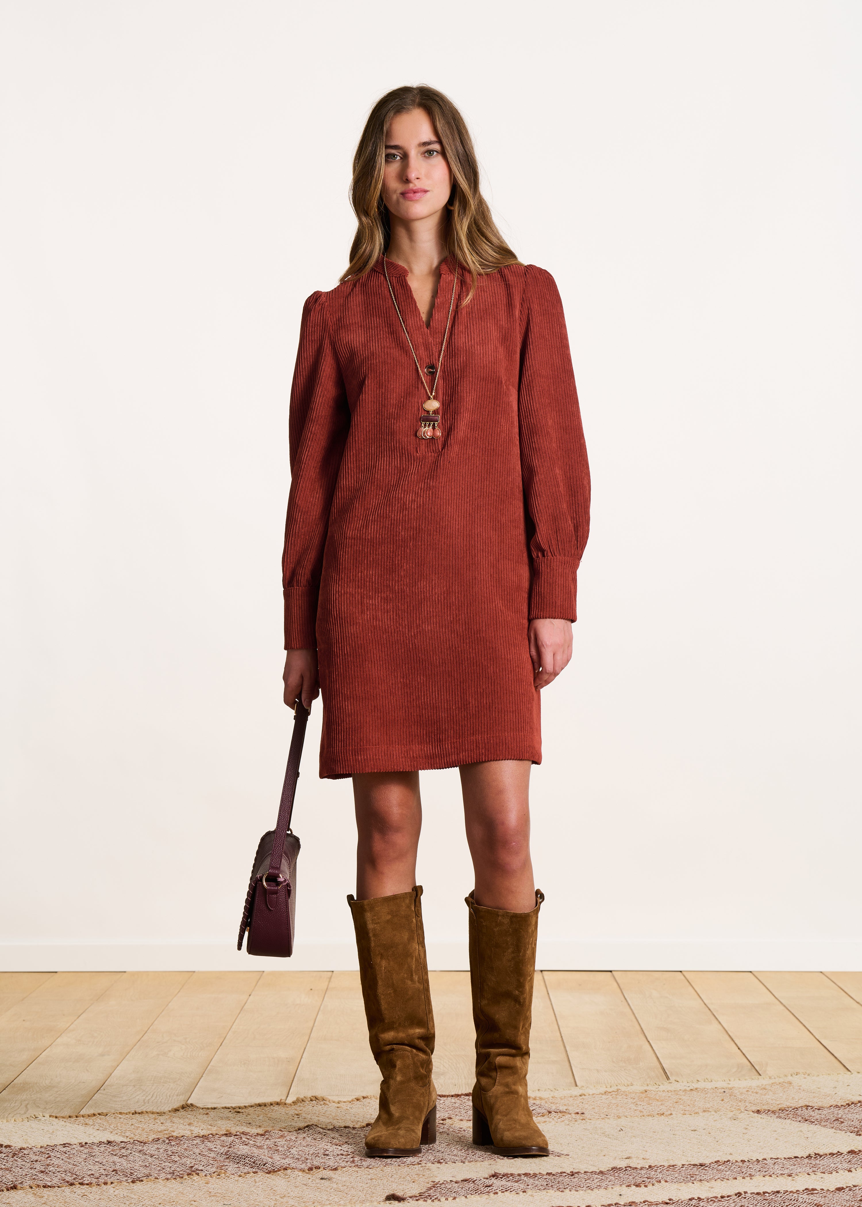 Robe courte droite terracotta en velours côtelé manches longues