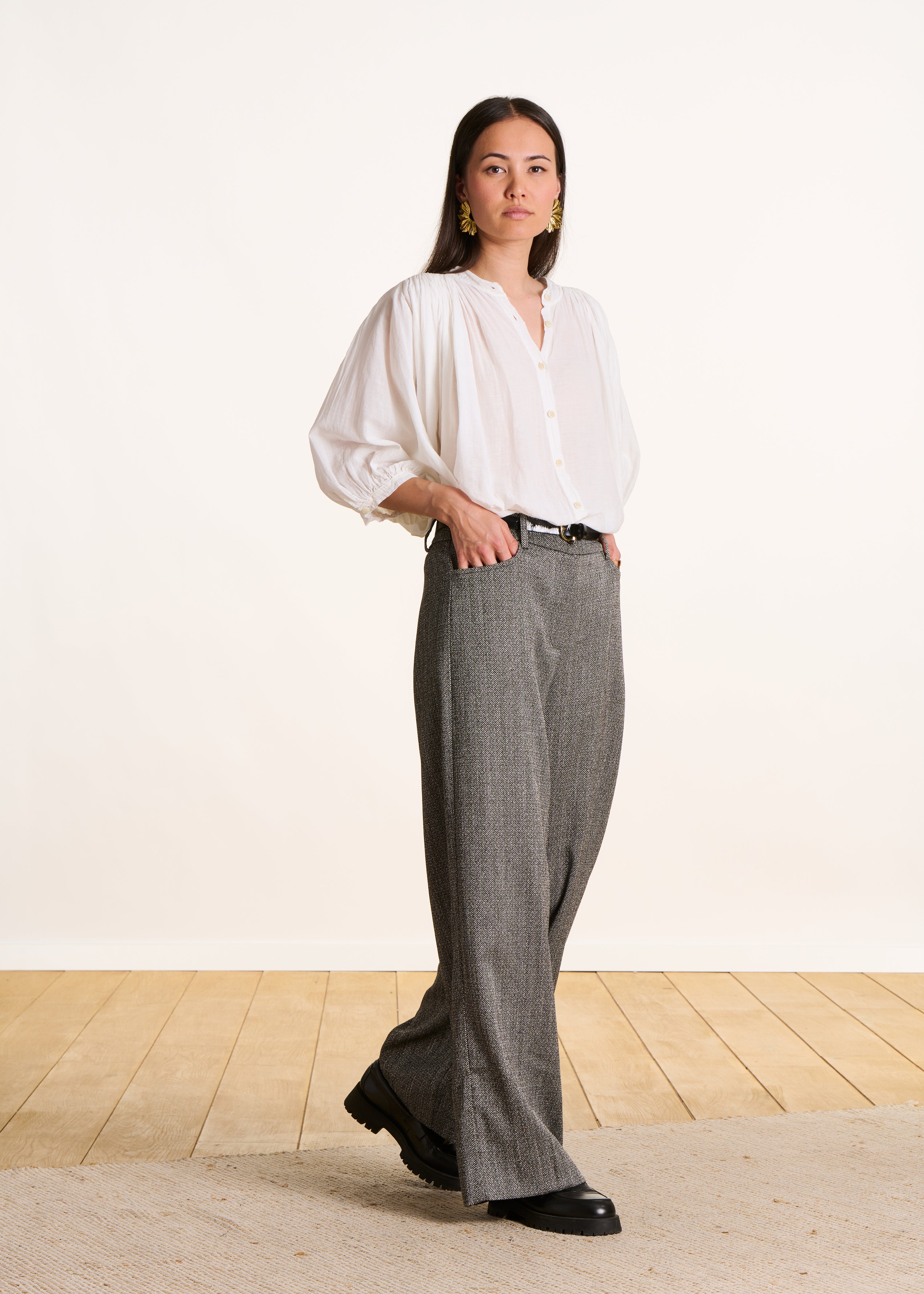 Pantalon en tweed chevrons gris coupe large