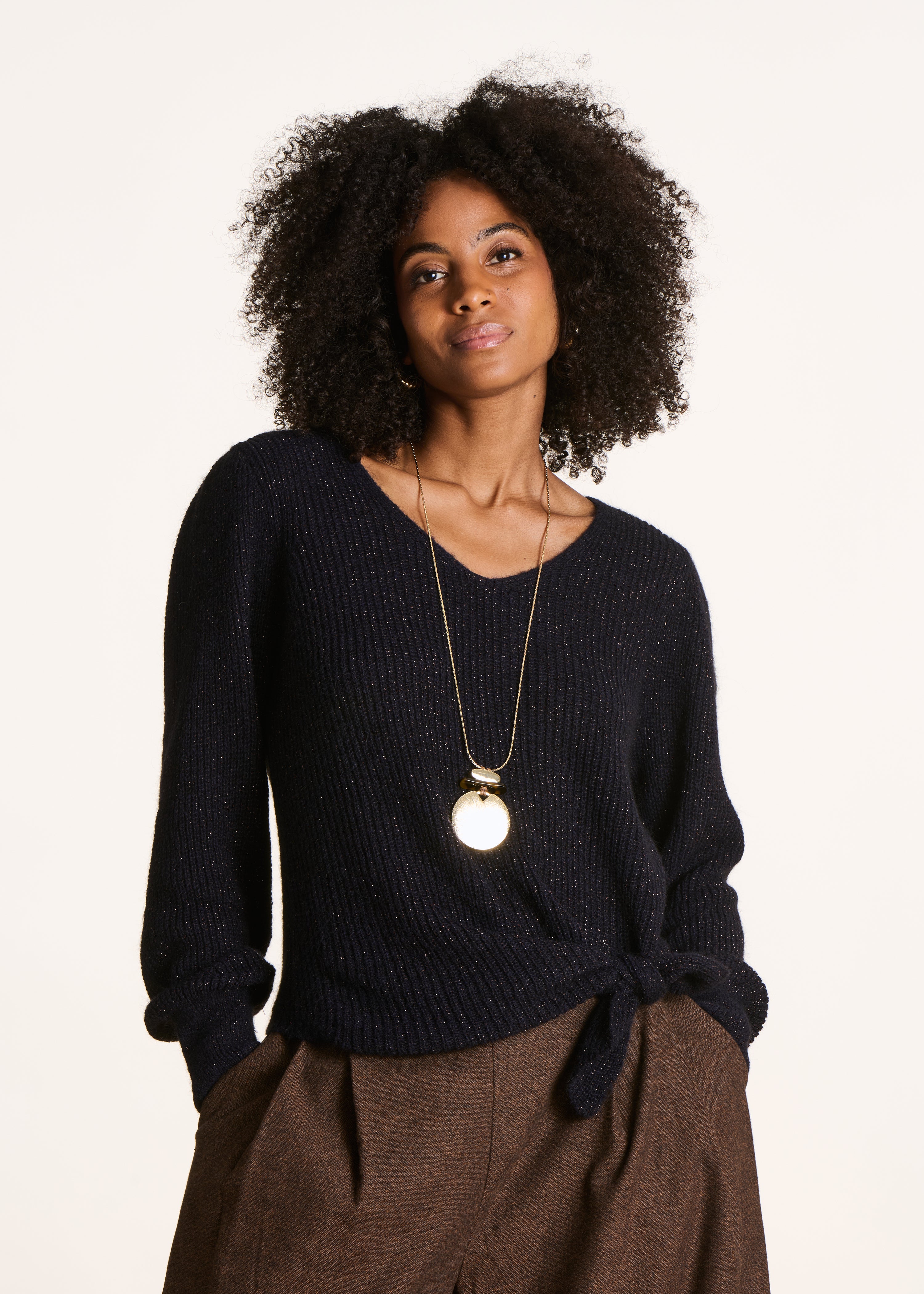 Pull court bleu foncé en maille irisée manches longues col V