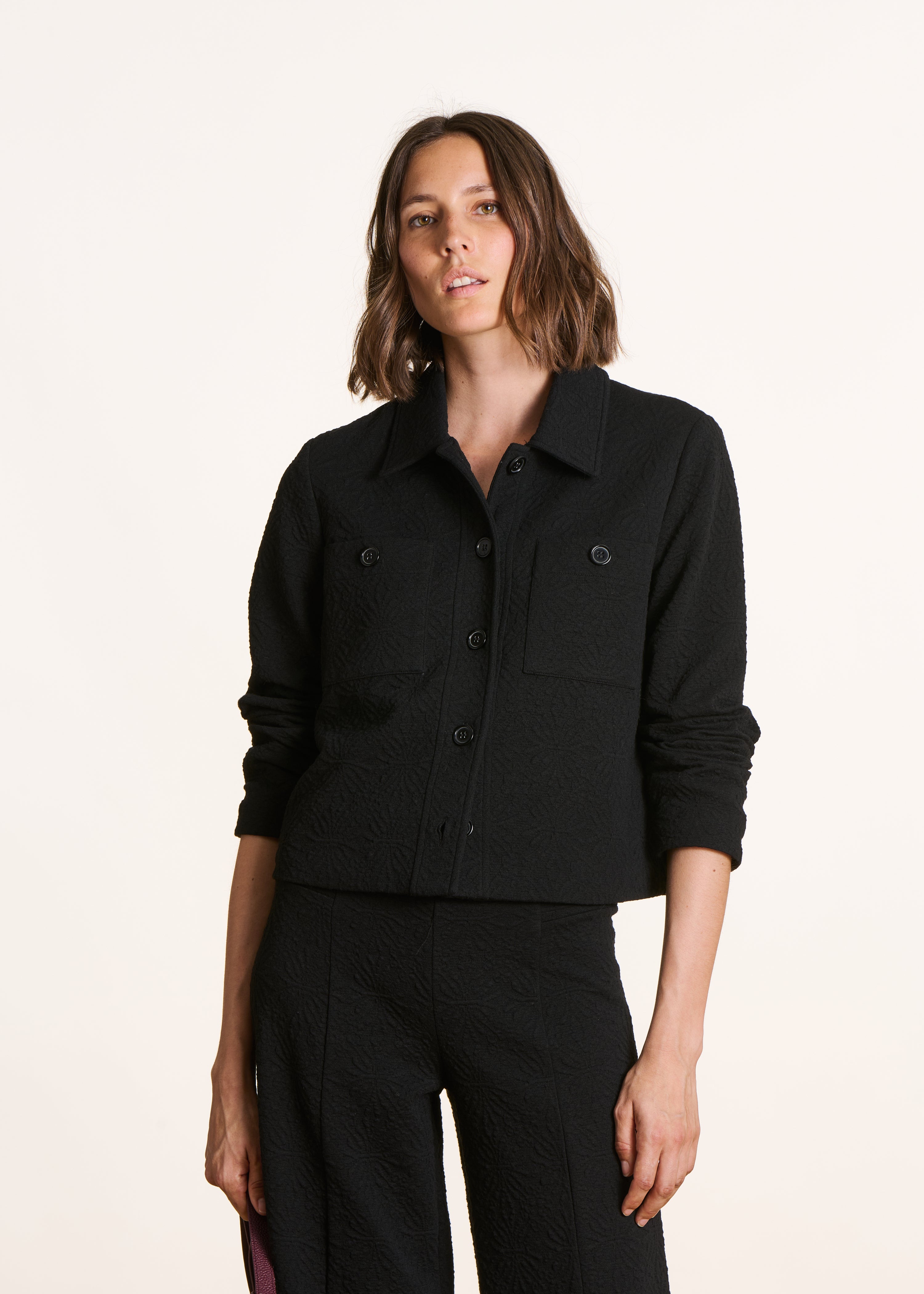 Veste noire courte en milano jacquard