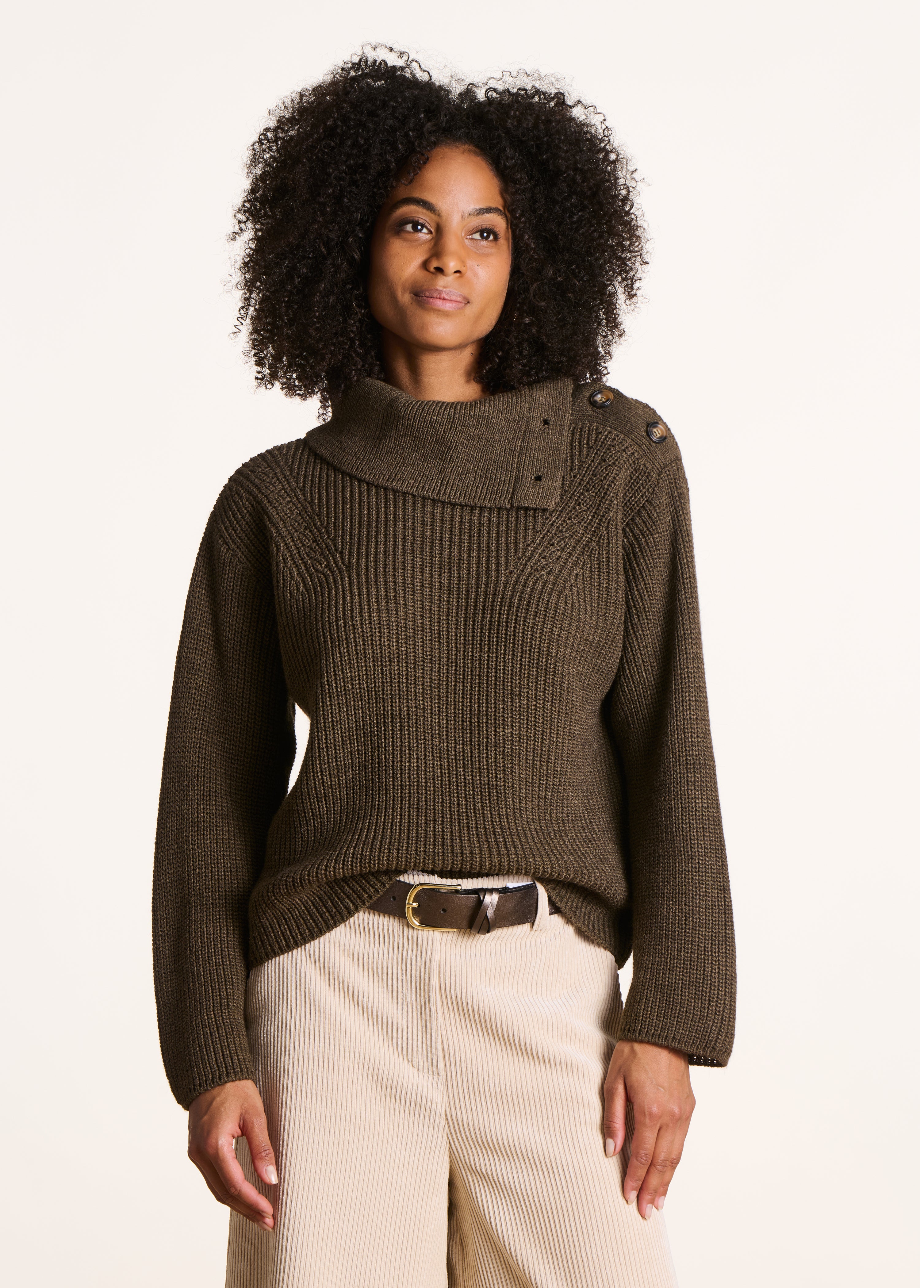 Pull kaki ample à manches longues col asymétrique