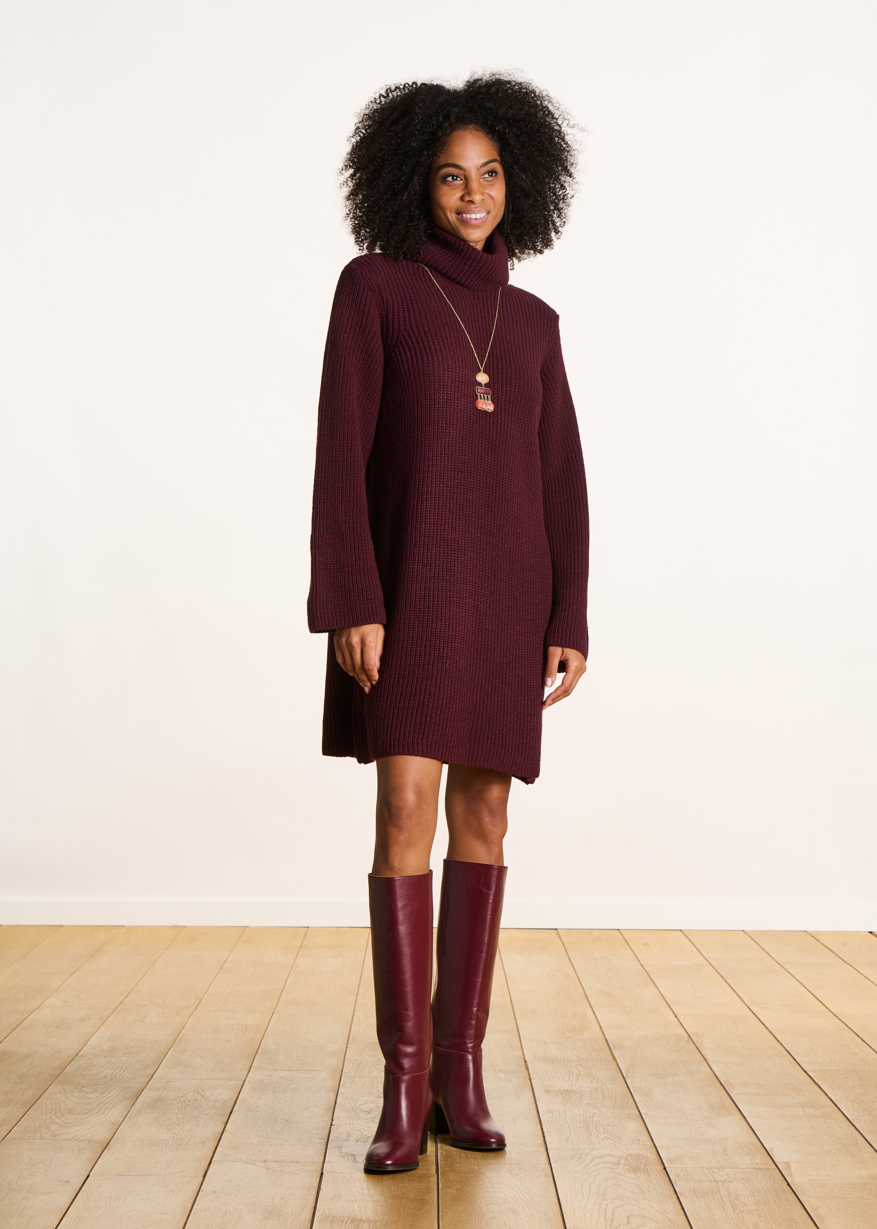 Robe courte en maille bordeaux à col roulé