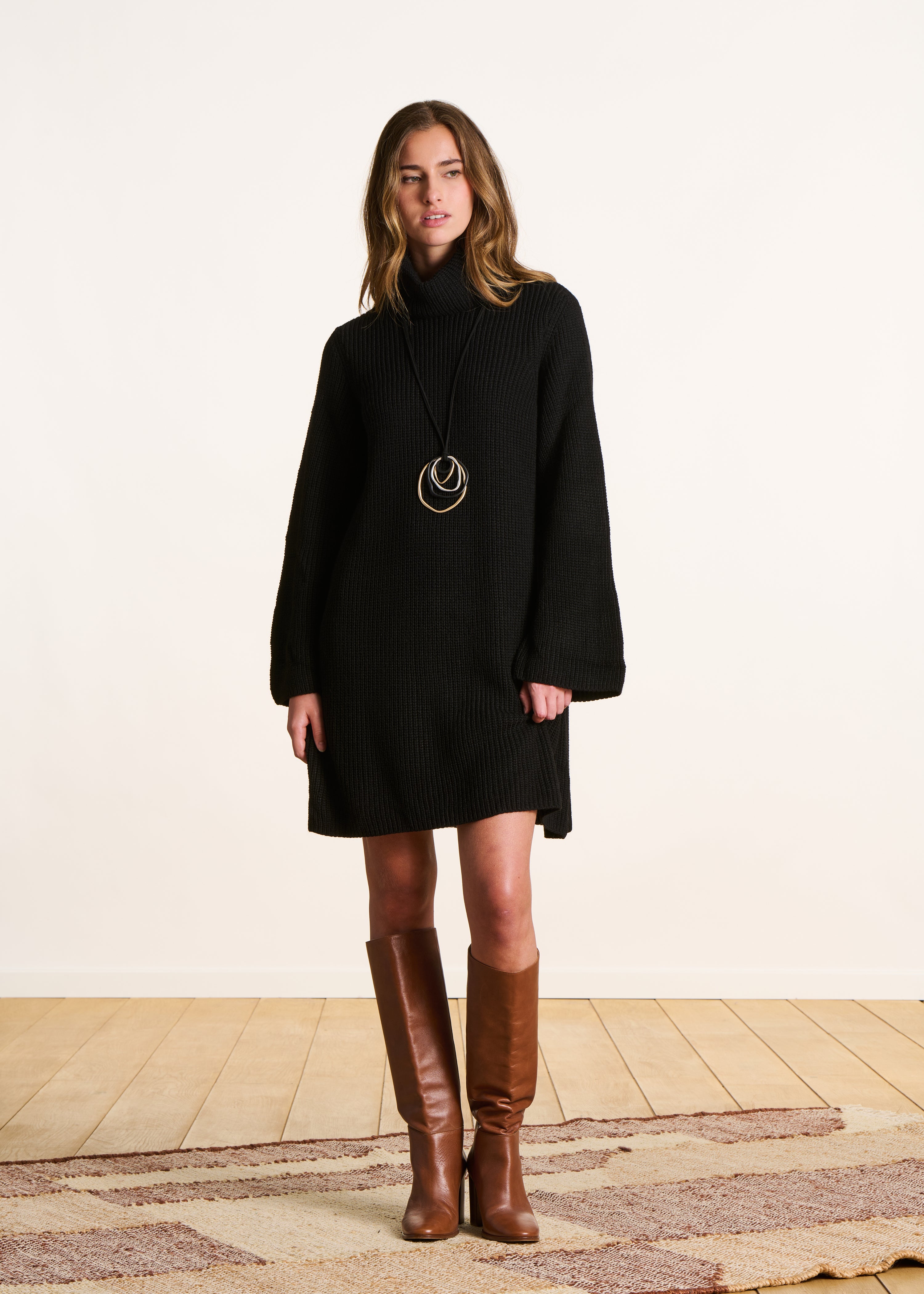 Robe courte en maille noire à col roulé