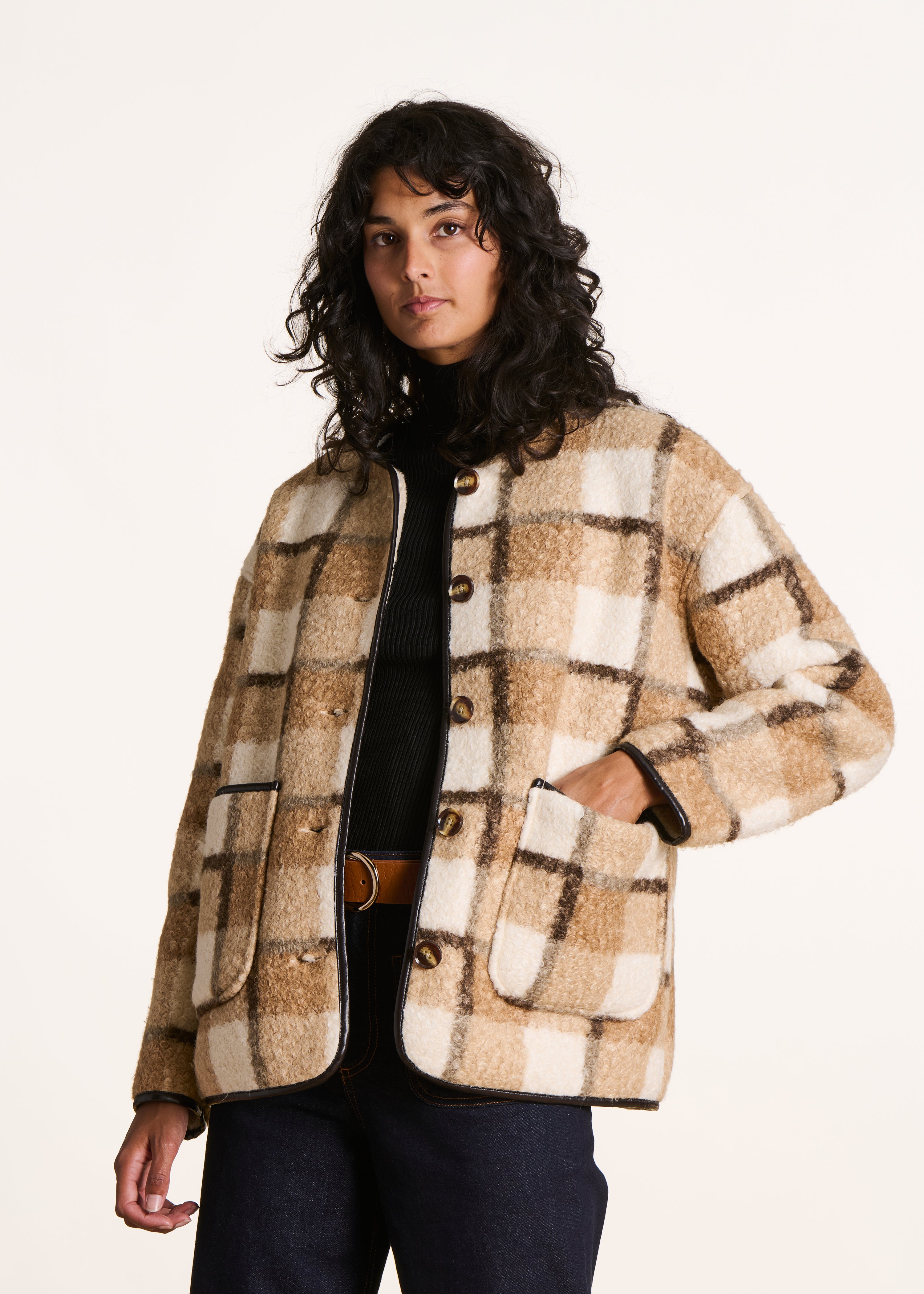 Veste beige courte bouclette à carreaux