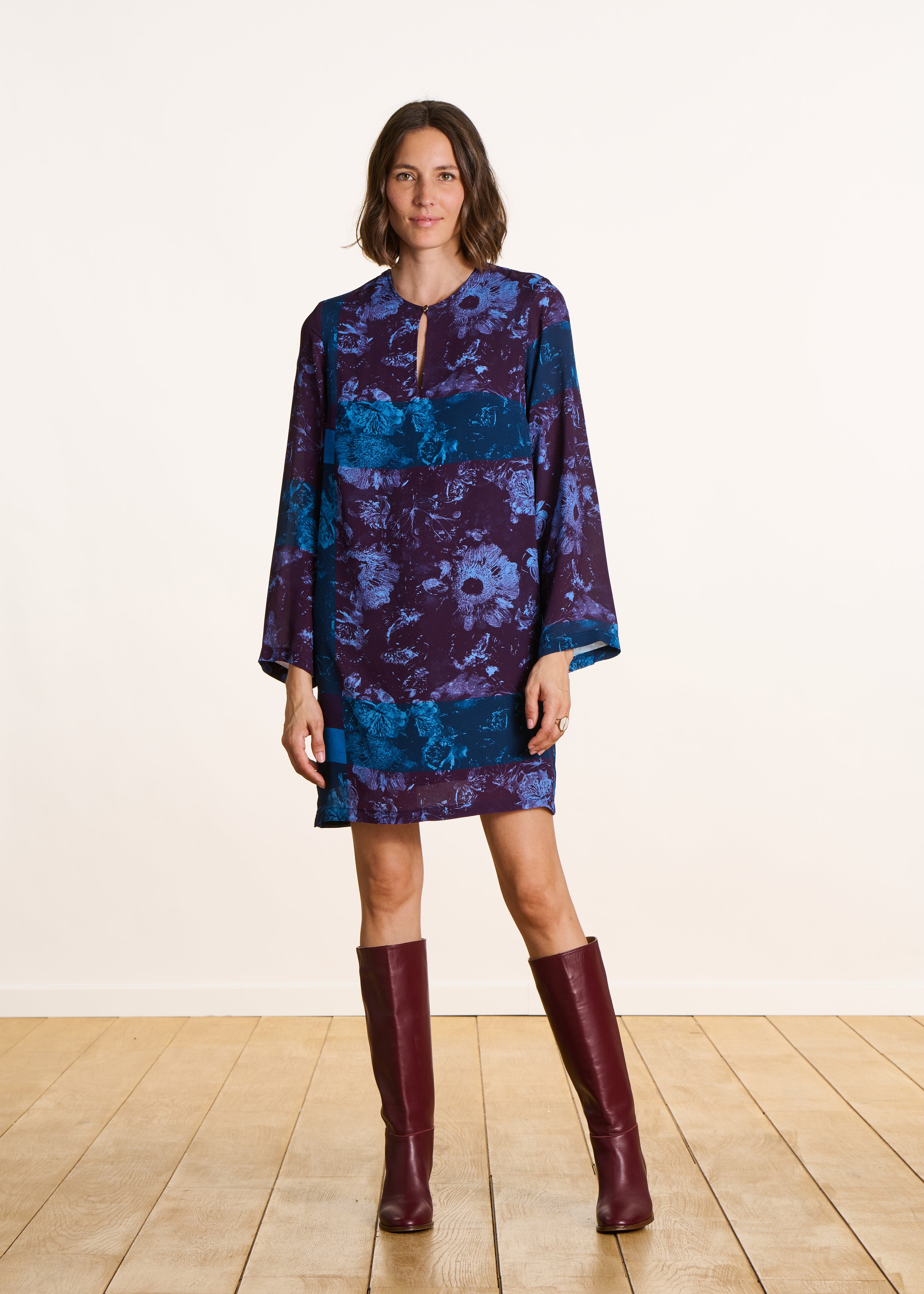 Robe courte fluide bleu et à imprimé manches longues