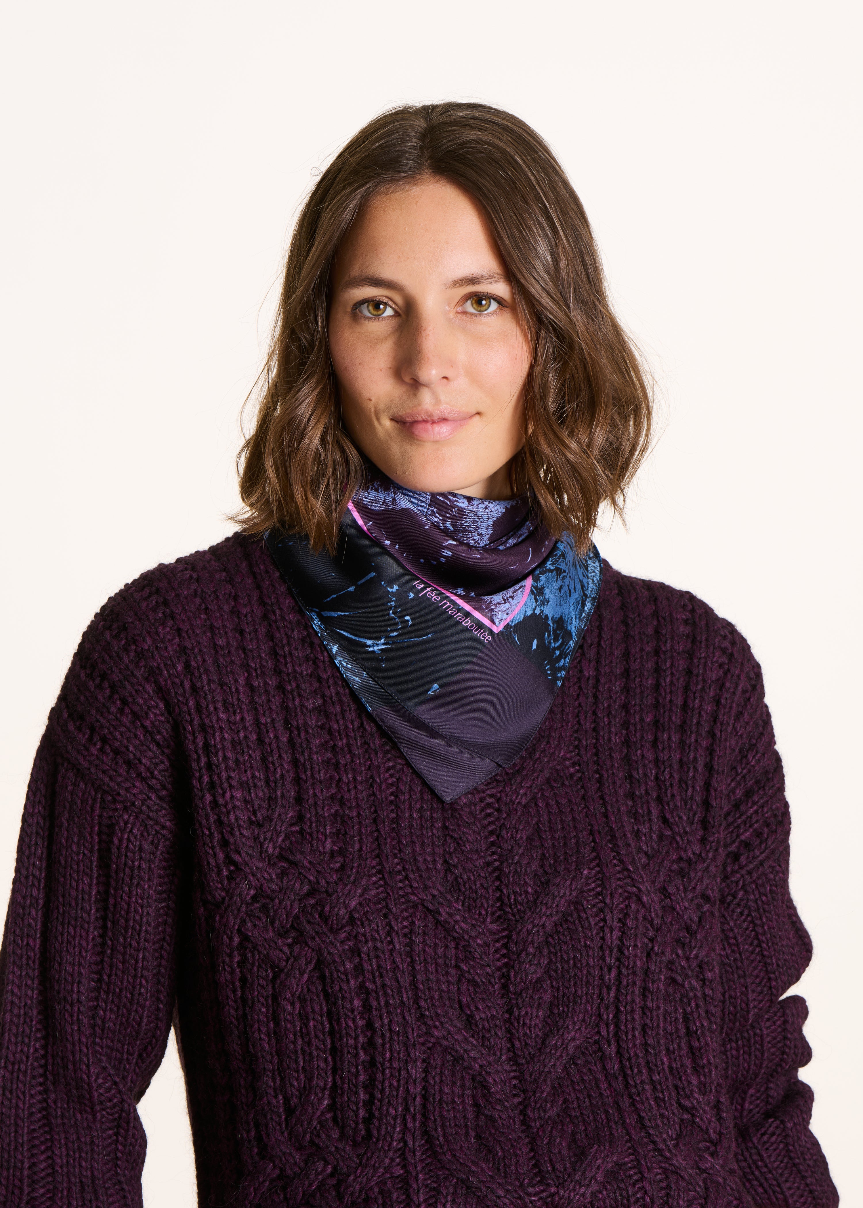 Carré de soie à imprimé floral et prune