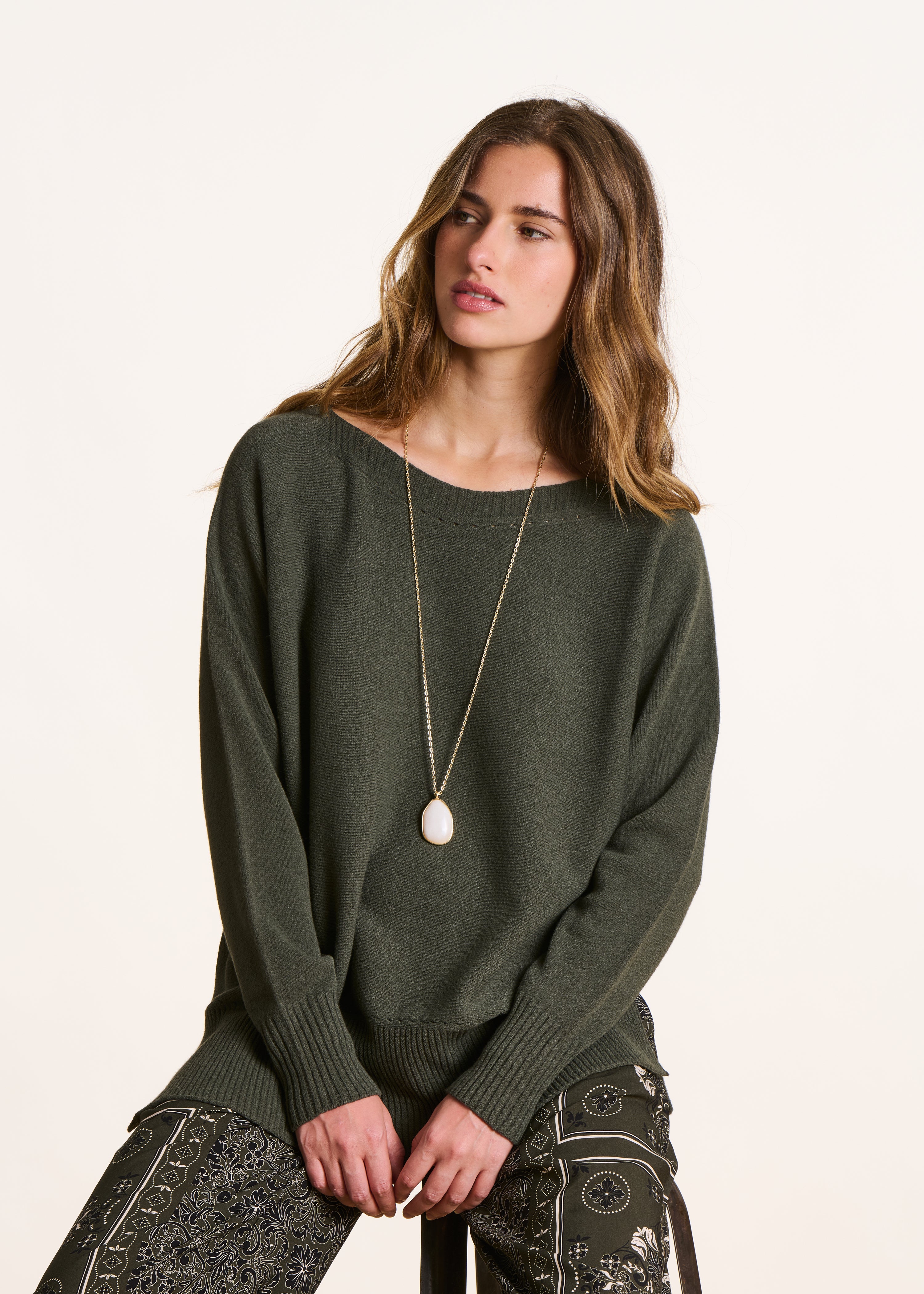Pull kaki oversize maille fine encolure bateau