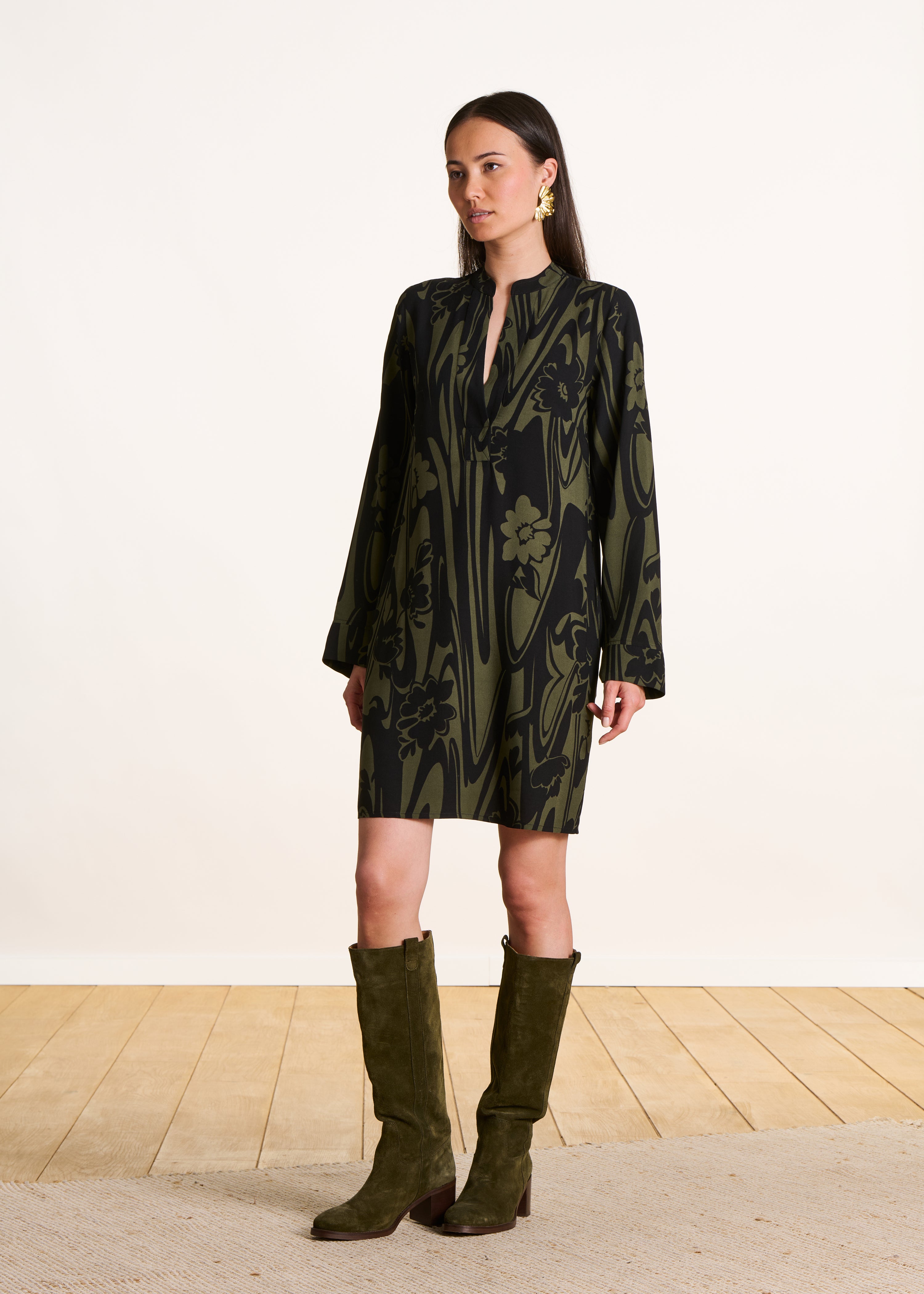 Robe courte fluide à imprimé kaki et noir manches longues