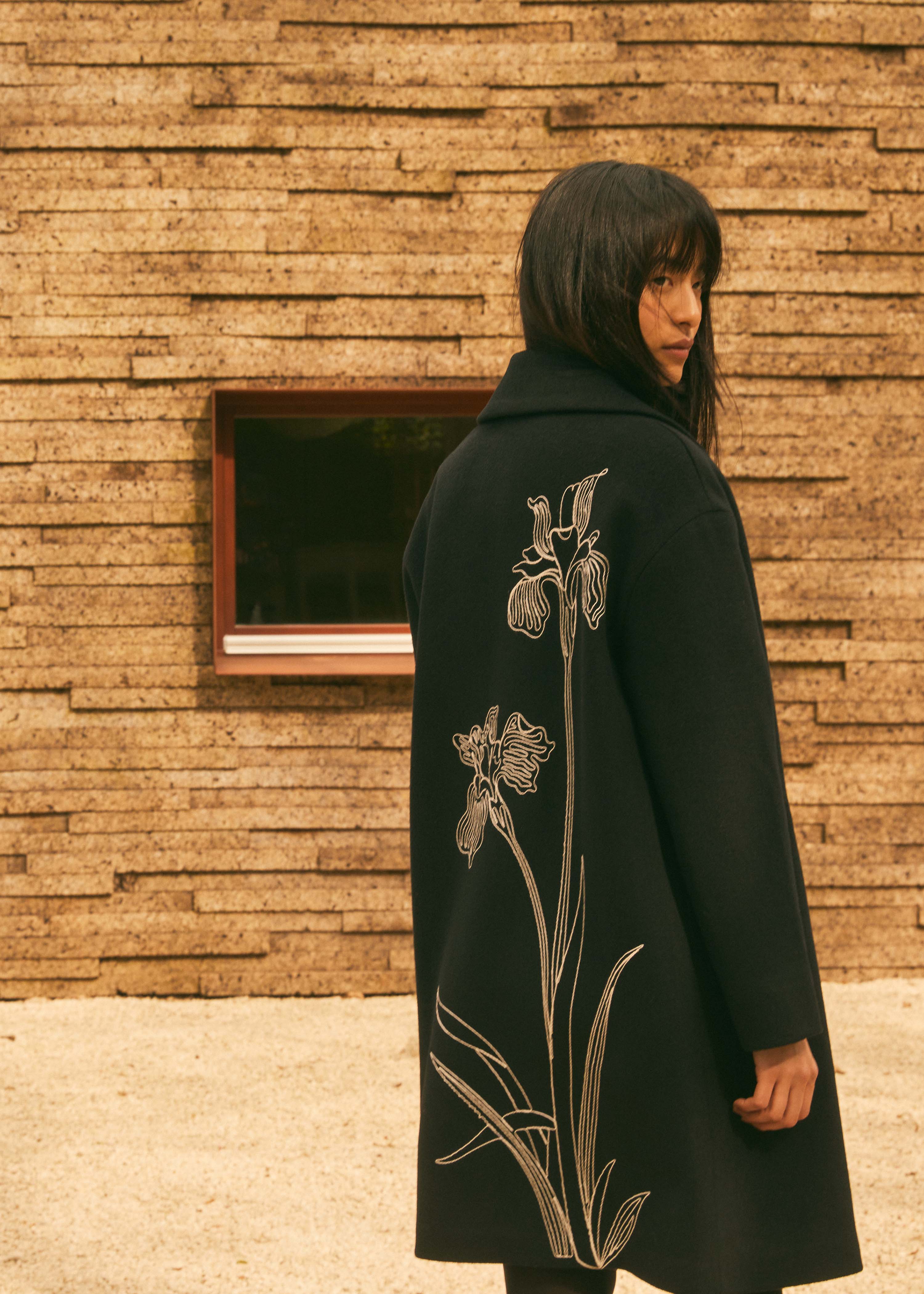 Manteau noir mi-long en laine avec broderie