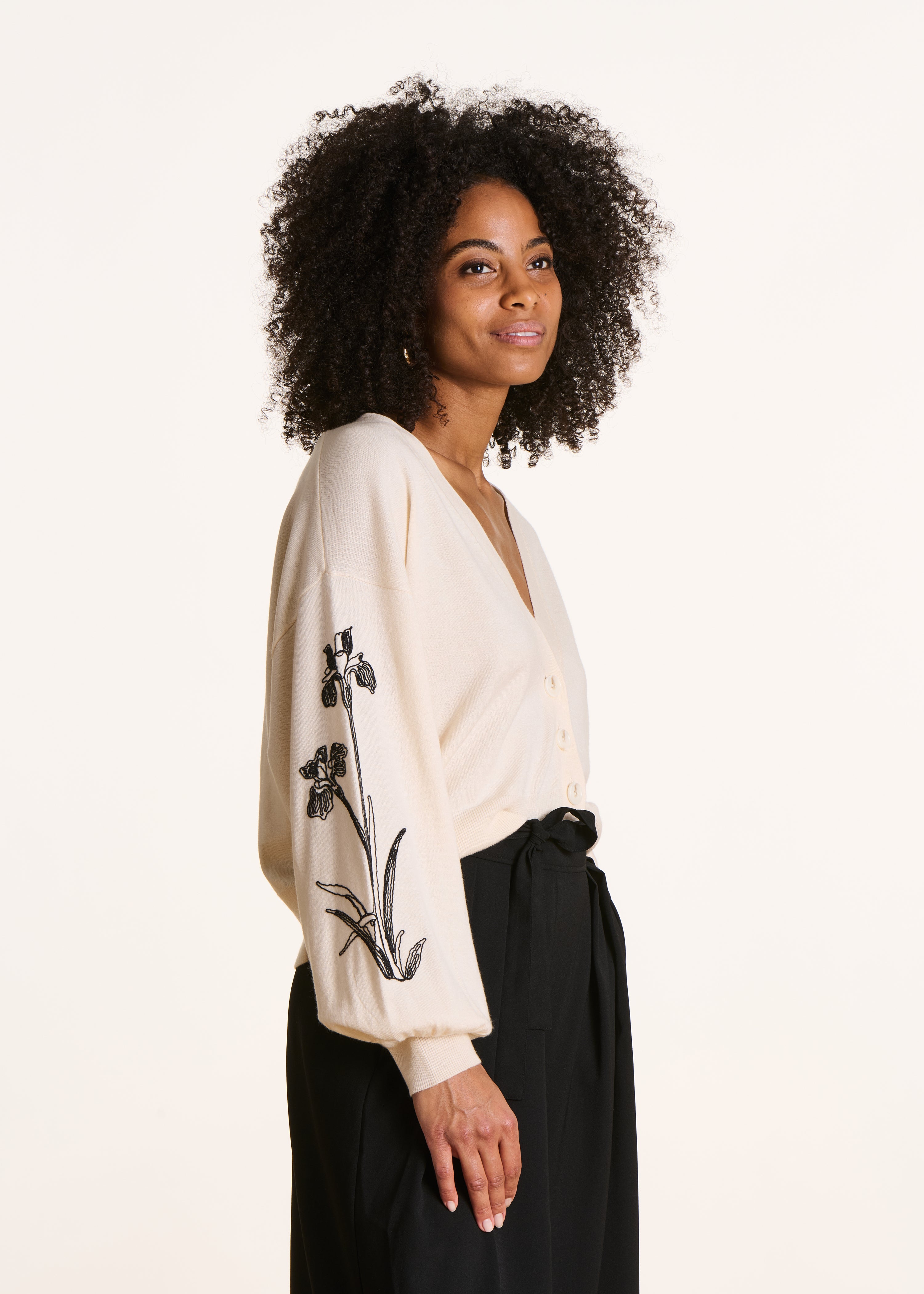 Gilet écru en maille fine avec broderie