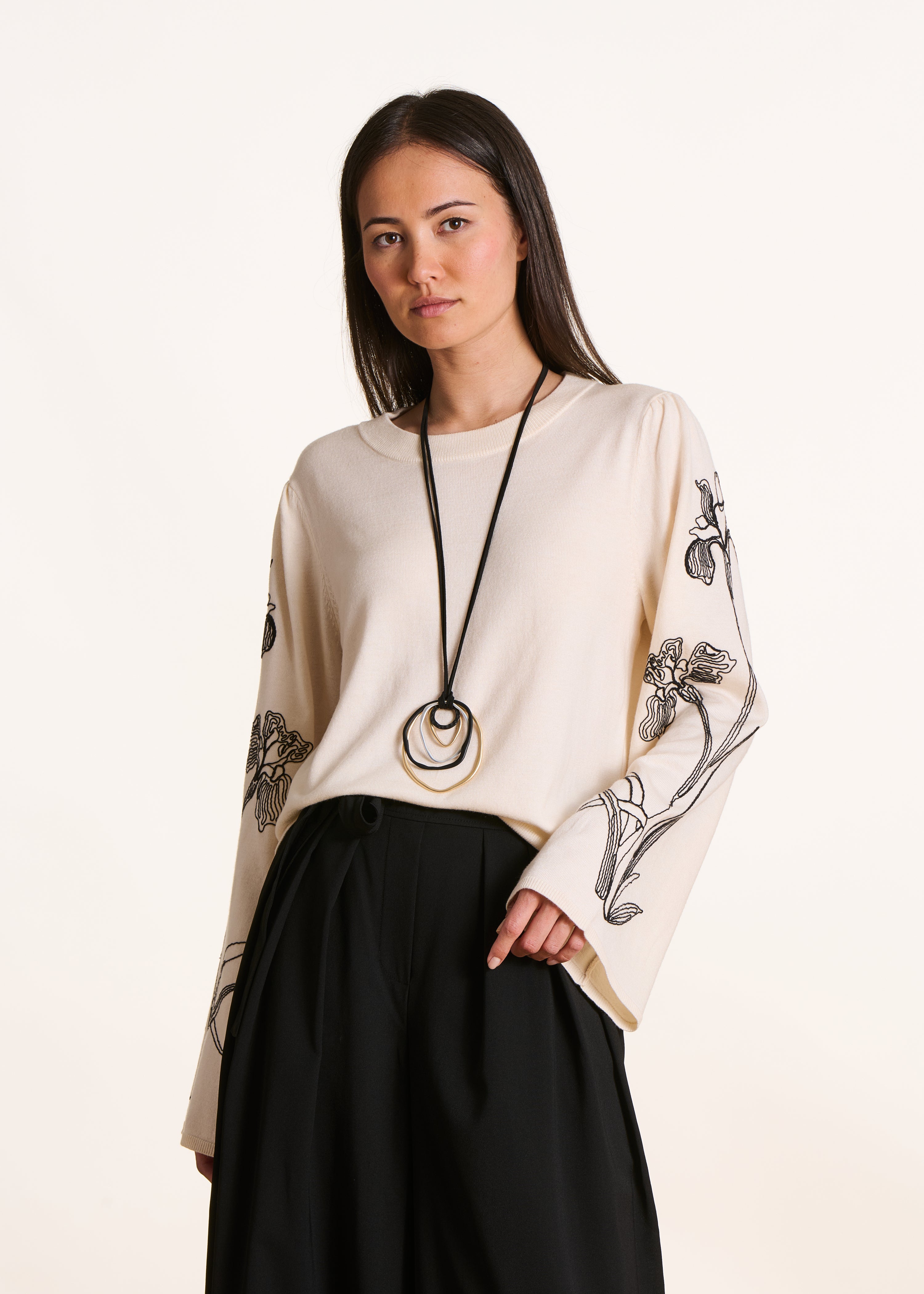 Pull écru avec broderie manches longues