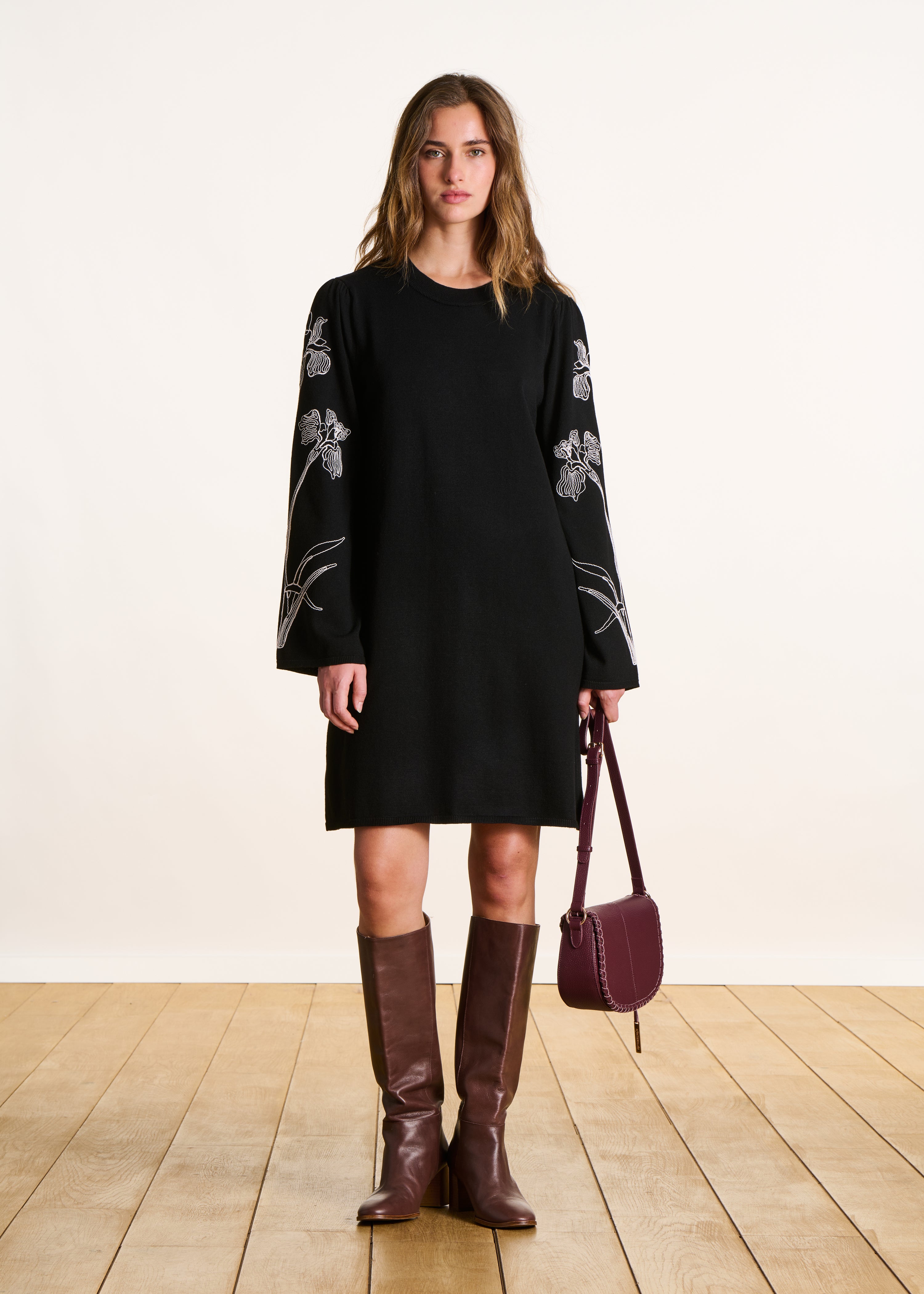 Robe courte en maille fine noire avec broderie