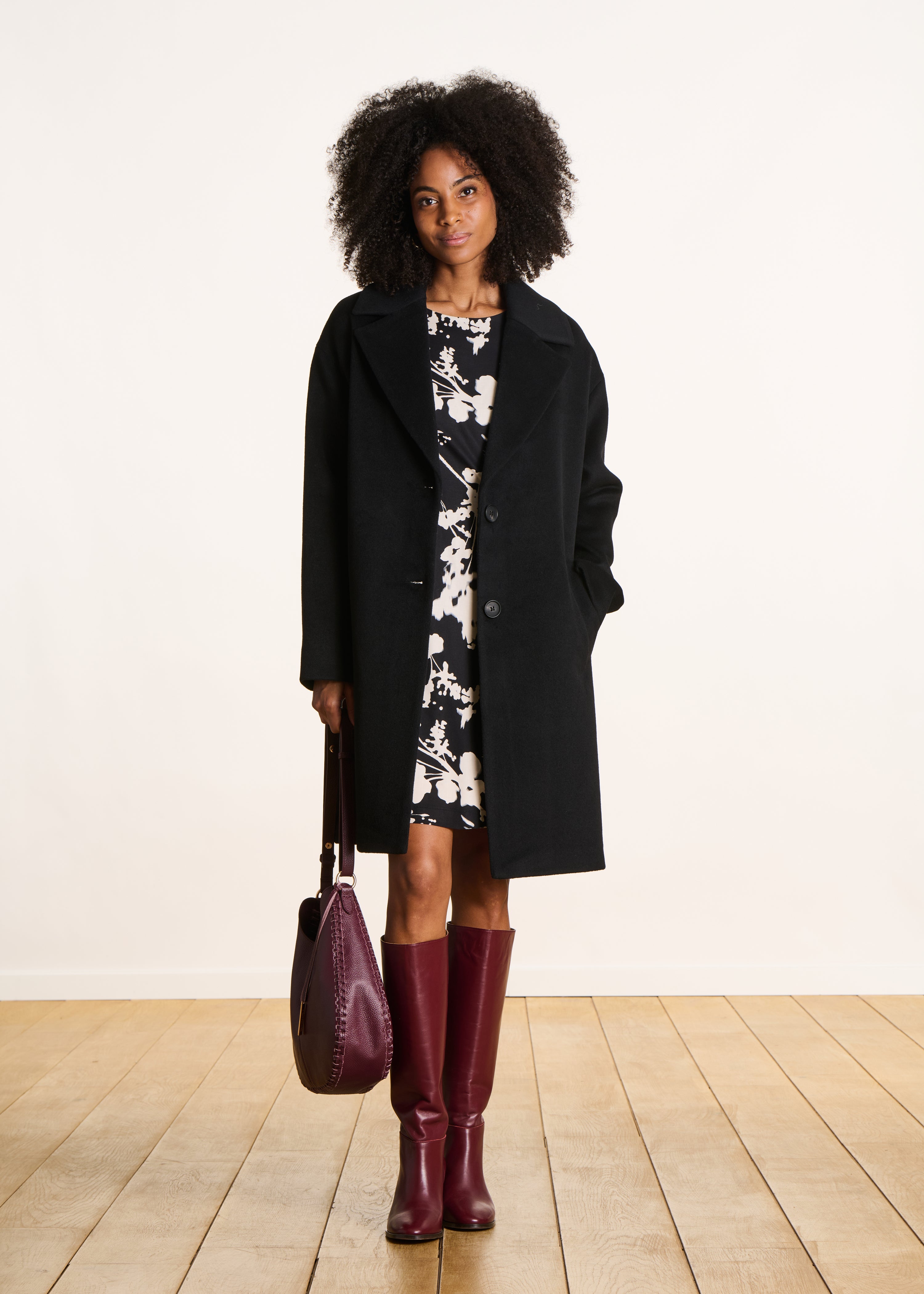 Manteau noir mi-long en laine avec broderie