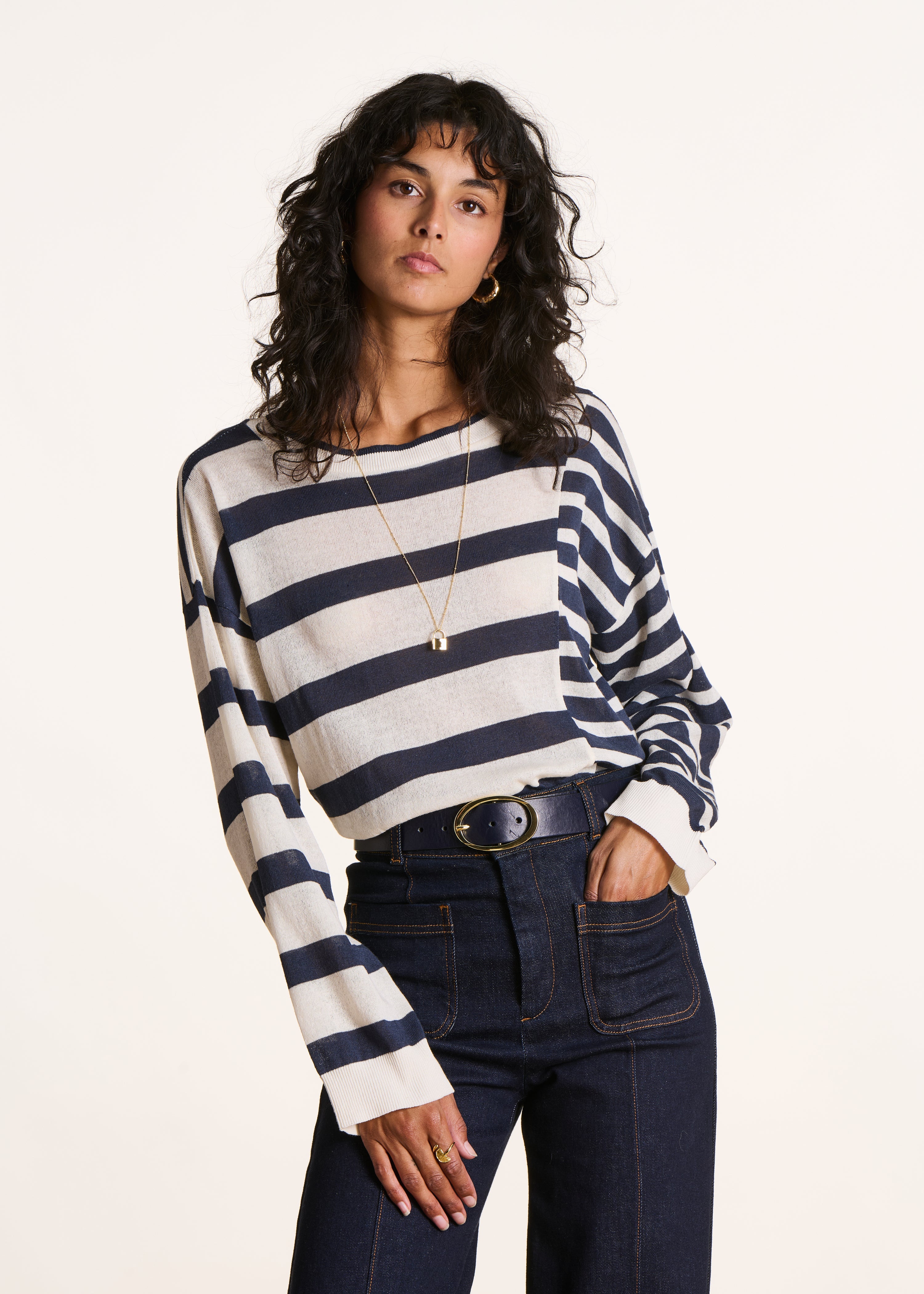 Pull bleu marine rayé ample en maille fine