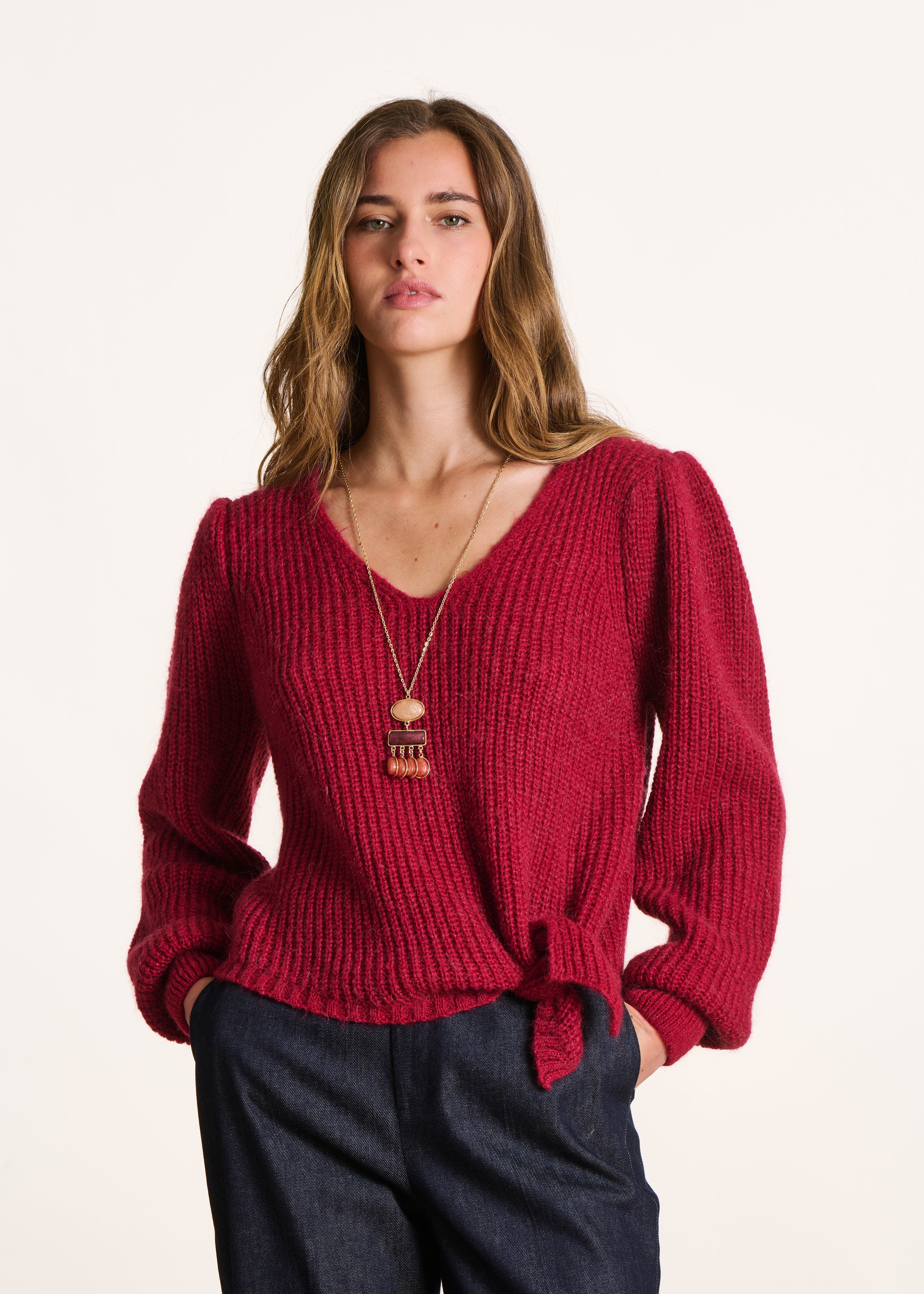 Pull court rouge manches longues col V
