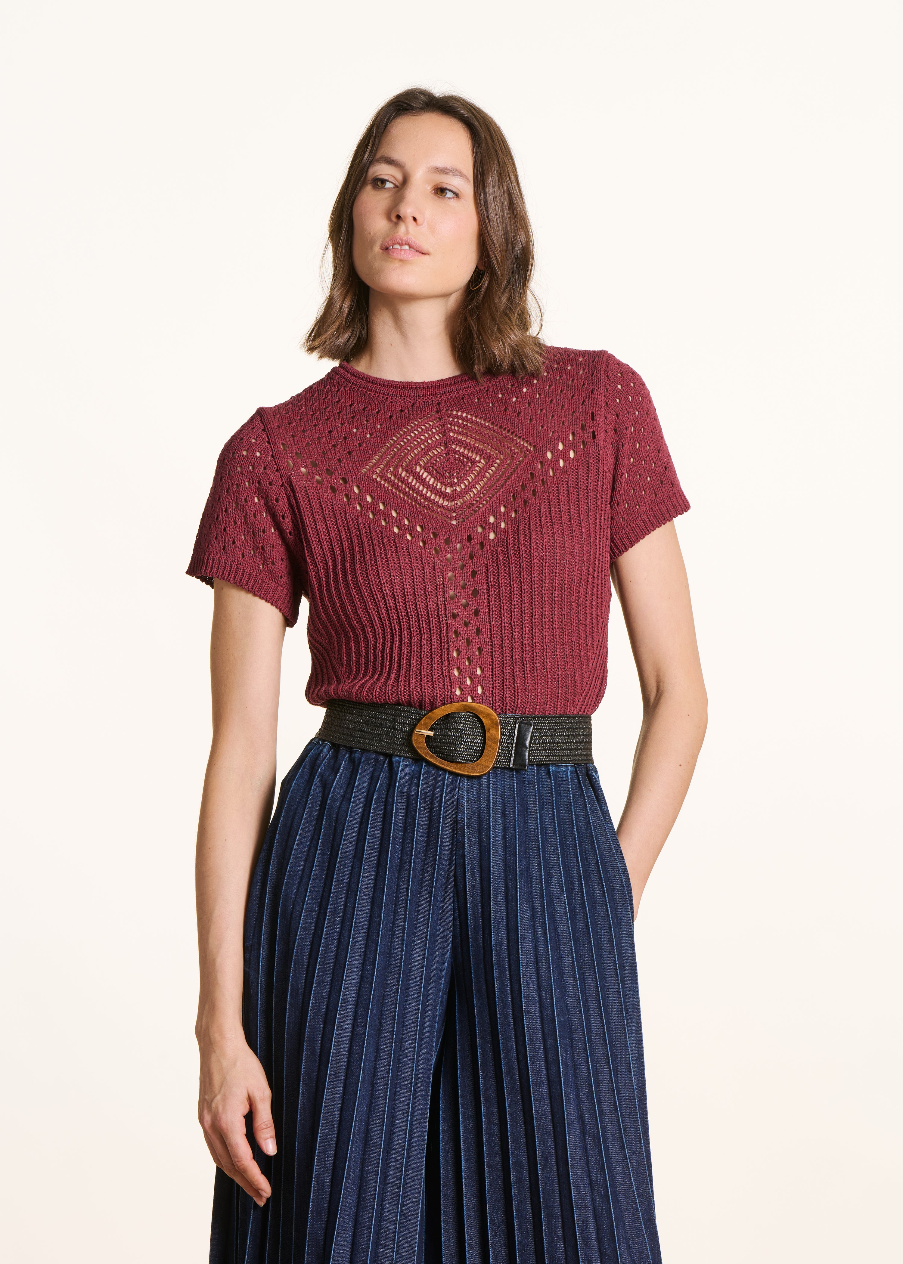 Pull rouge en maille crochet ajourée