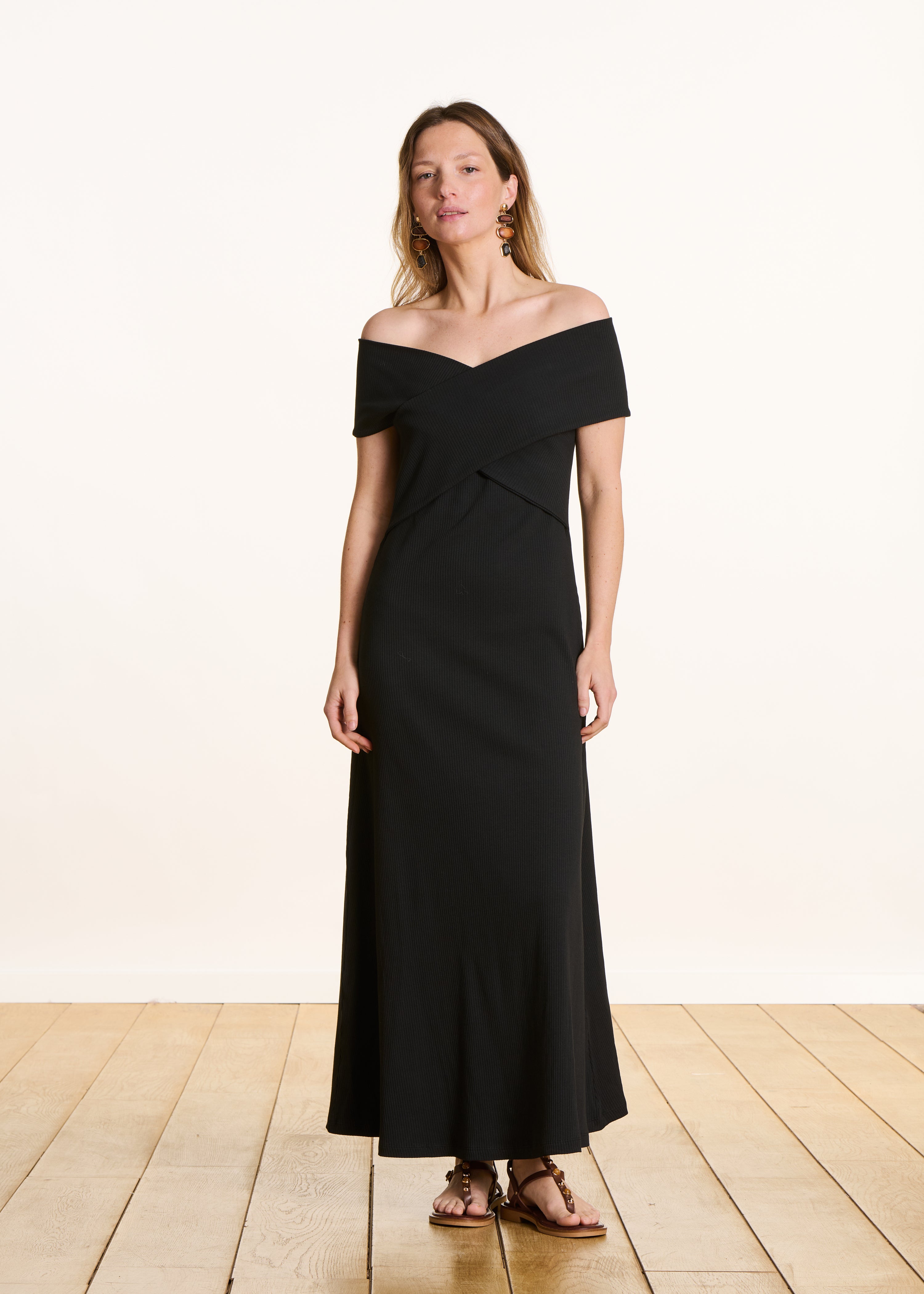 Robe midi sans manches noire col bardot