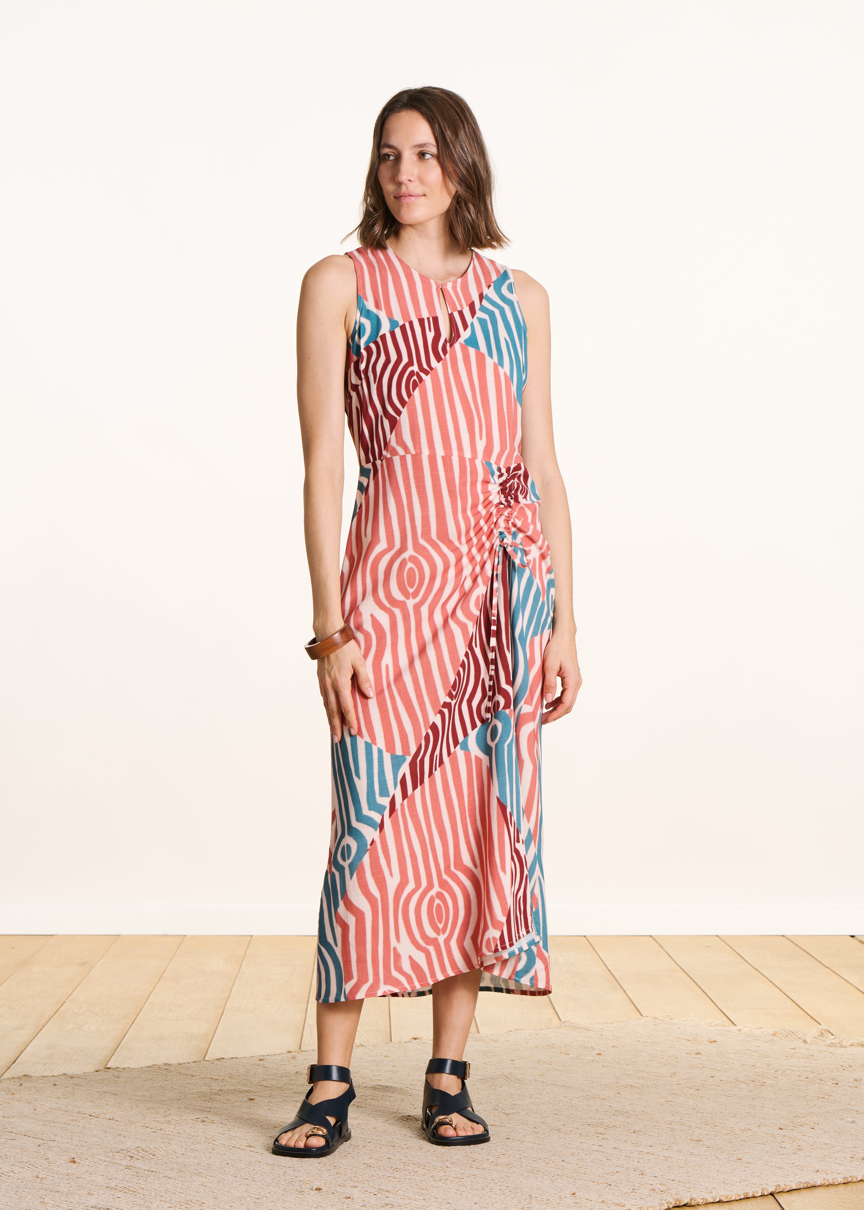 Robe longue à imprimé marron et bleu sans manches