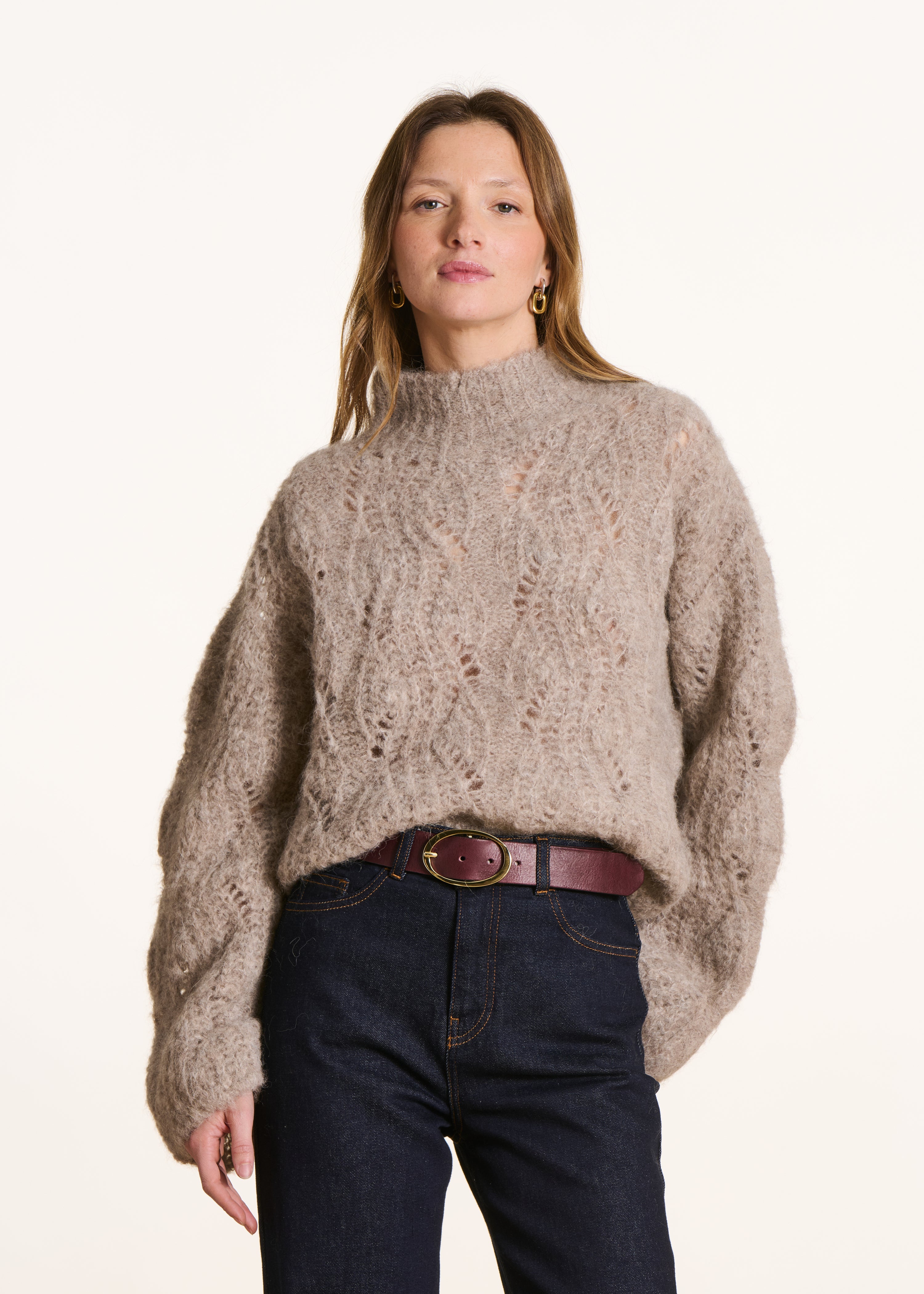 Pull beige maille ajourée col montant