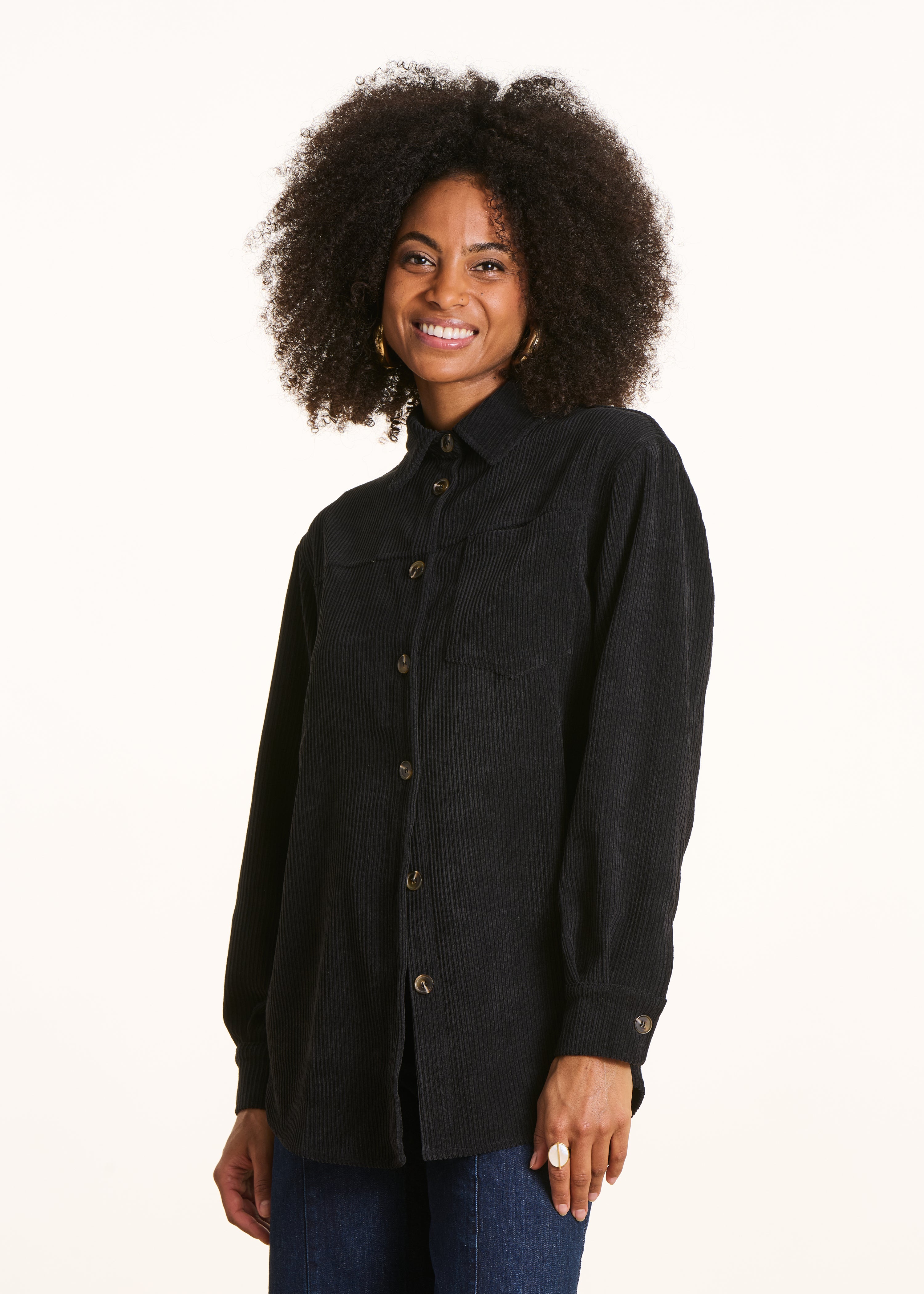 Chemise noire en velours côtelé