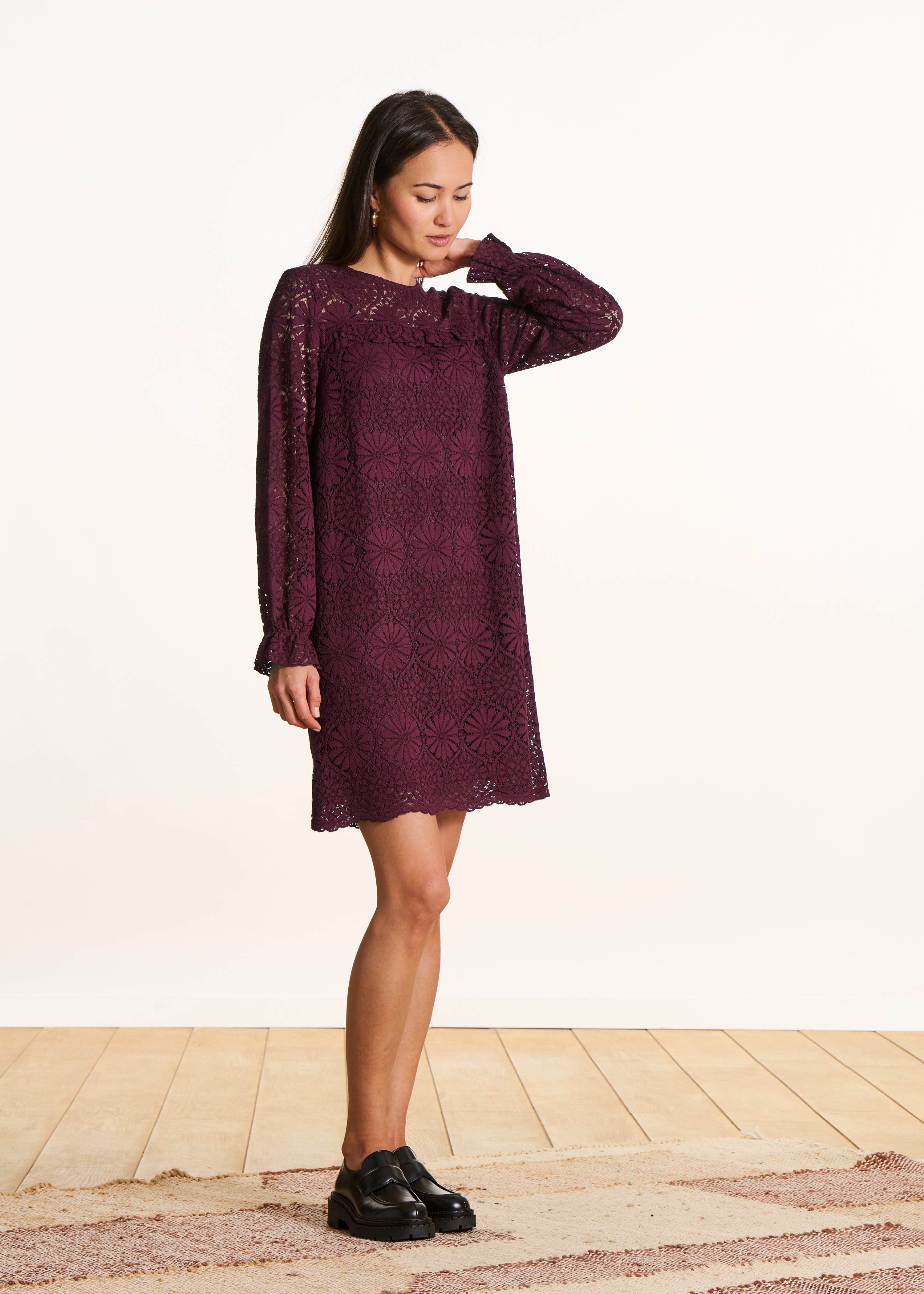 Robe courte bordeaux en dentelle manches longues