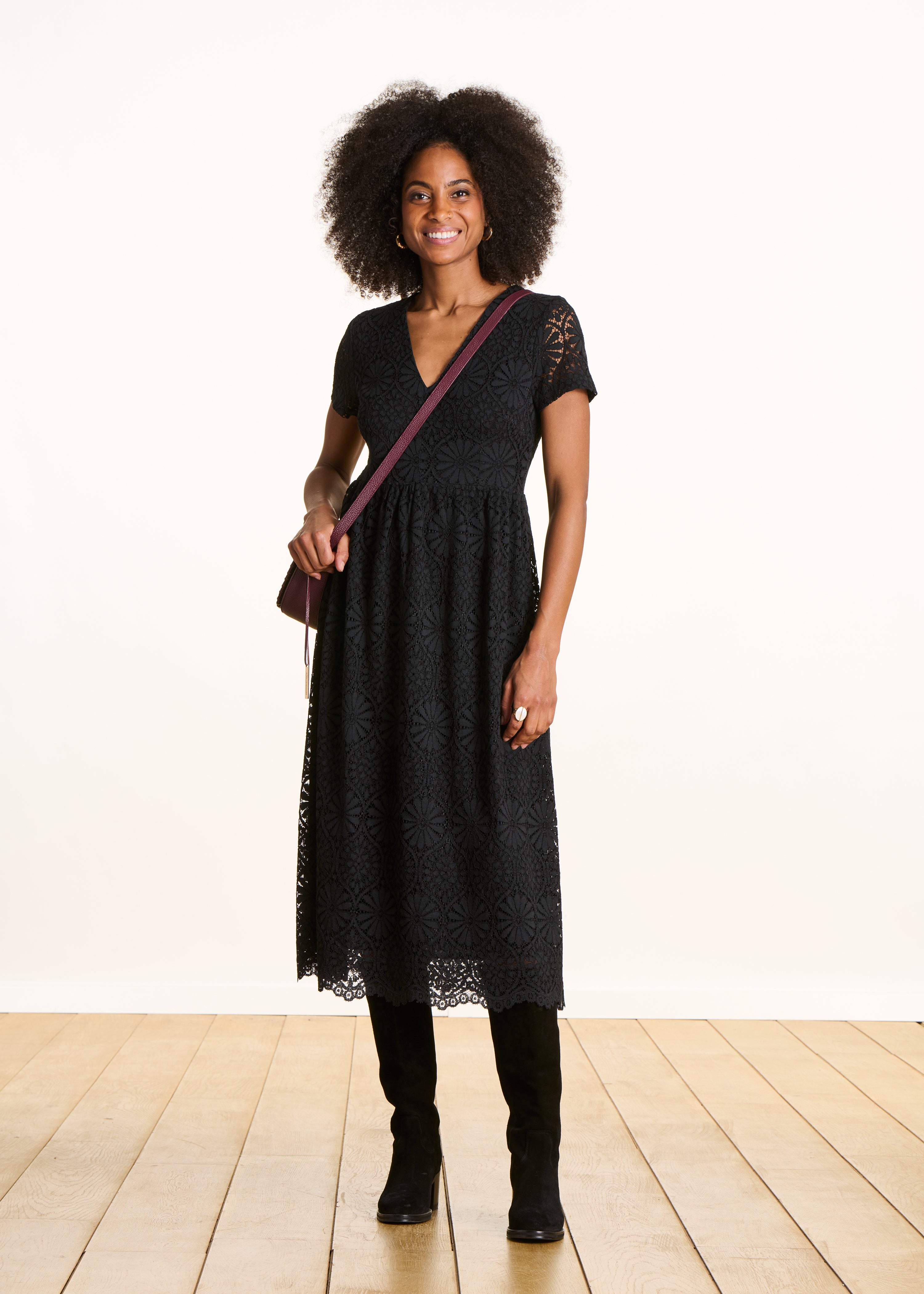 Robe mi-longue noire en dentelle manches courtes