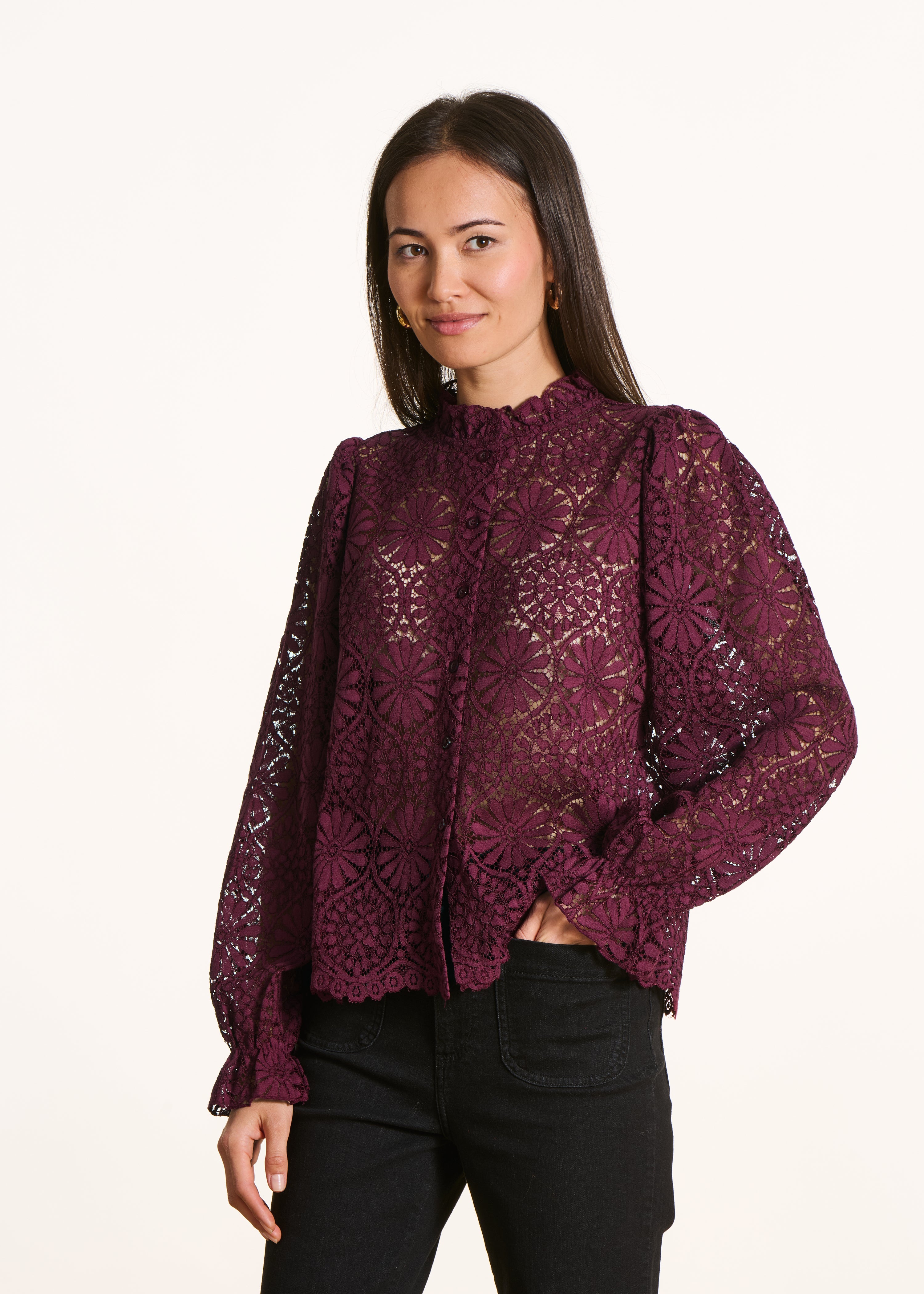 Chemise bordeaux en dentelle avec col montant