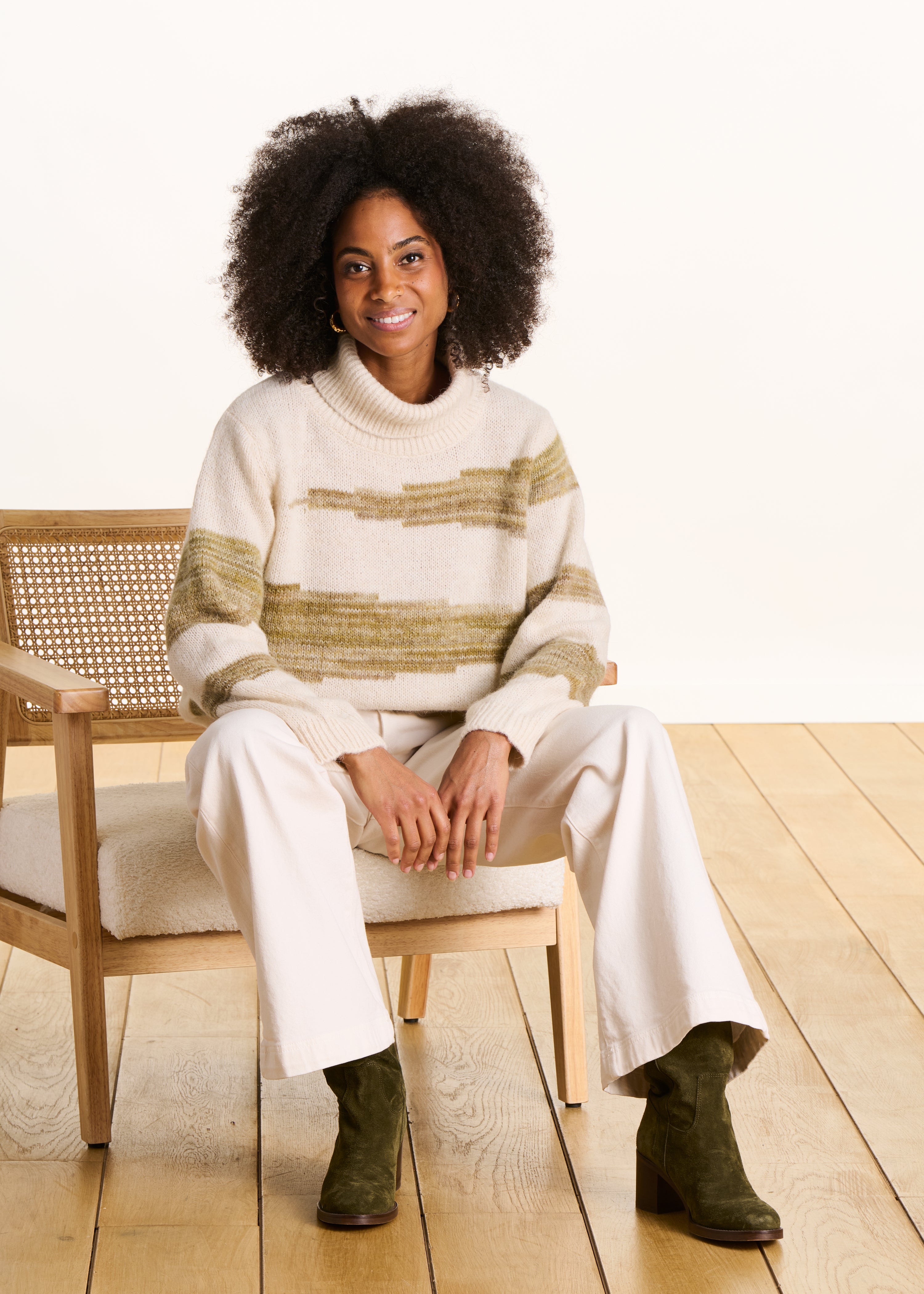 Pull court bicolore à motif col roulé