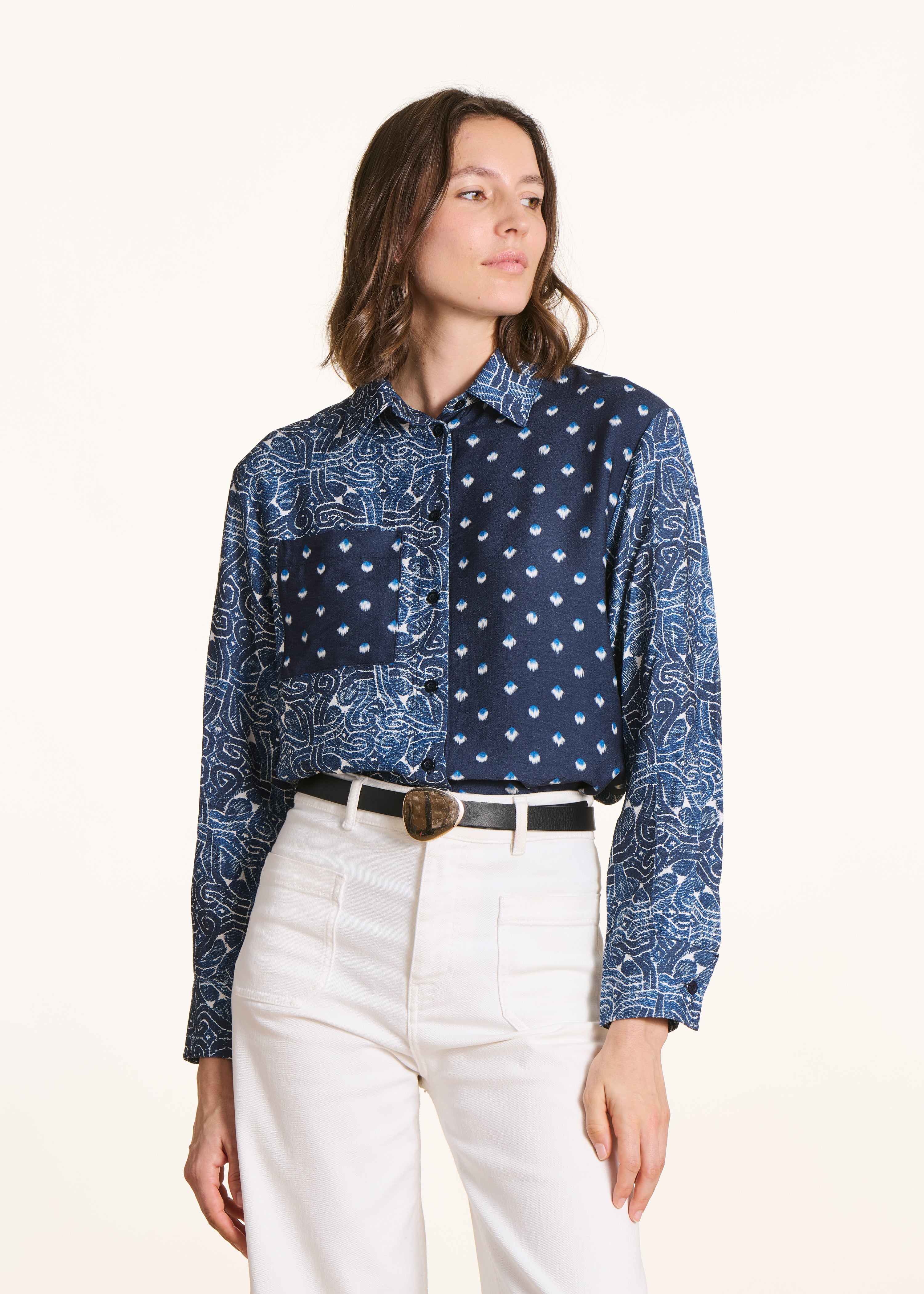 Chemise bleue manches longues avec patchwork d'imprimés