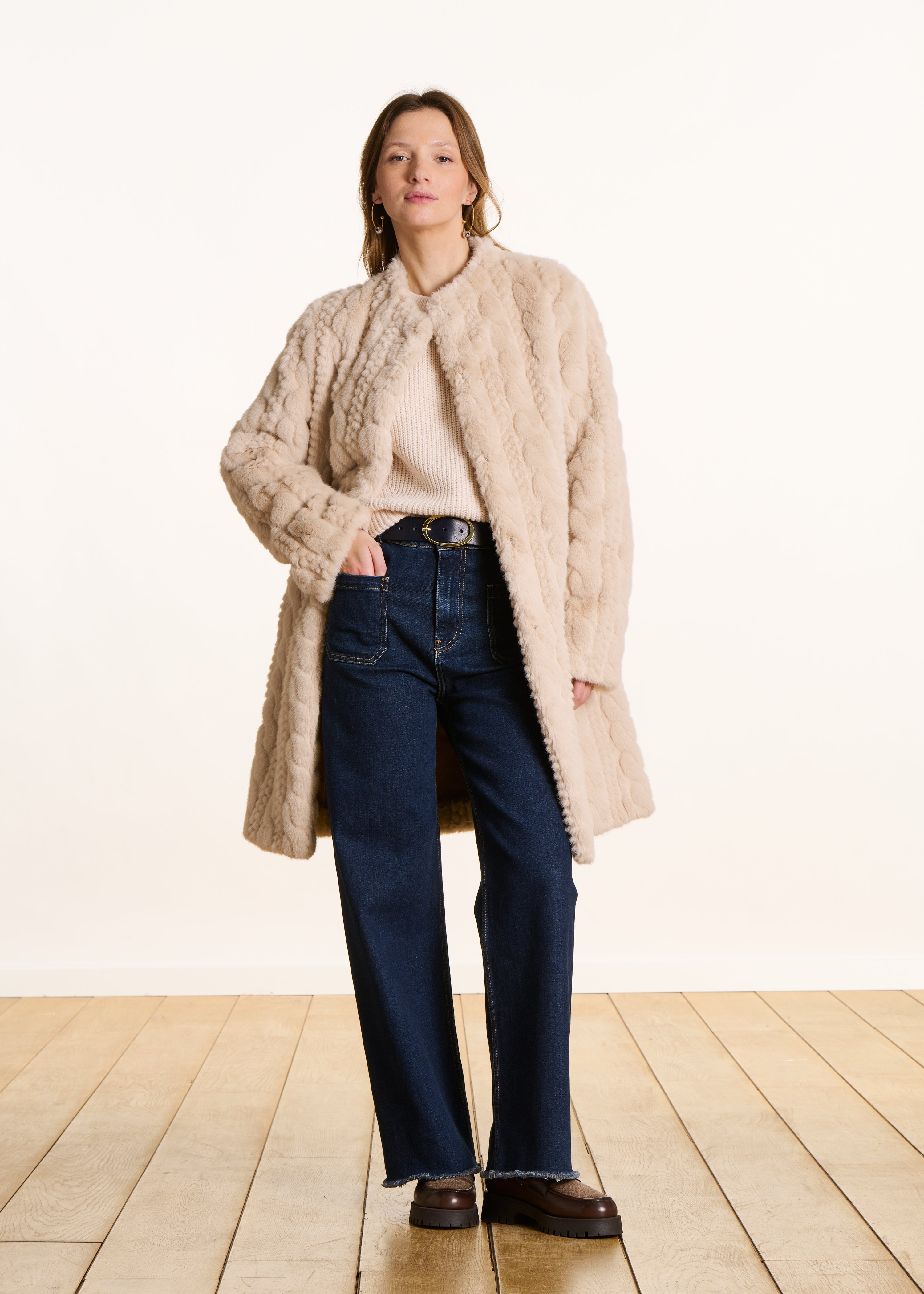 Manteau mi-long écru fausse fourrure à motif