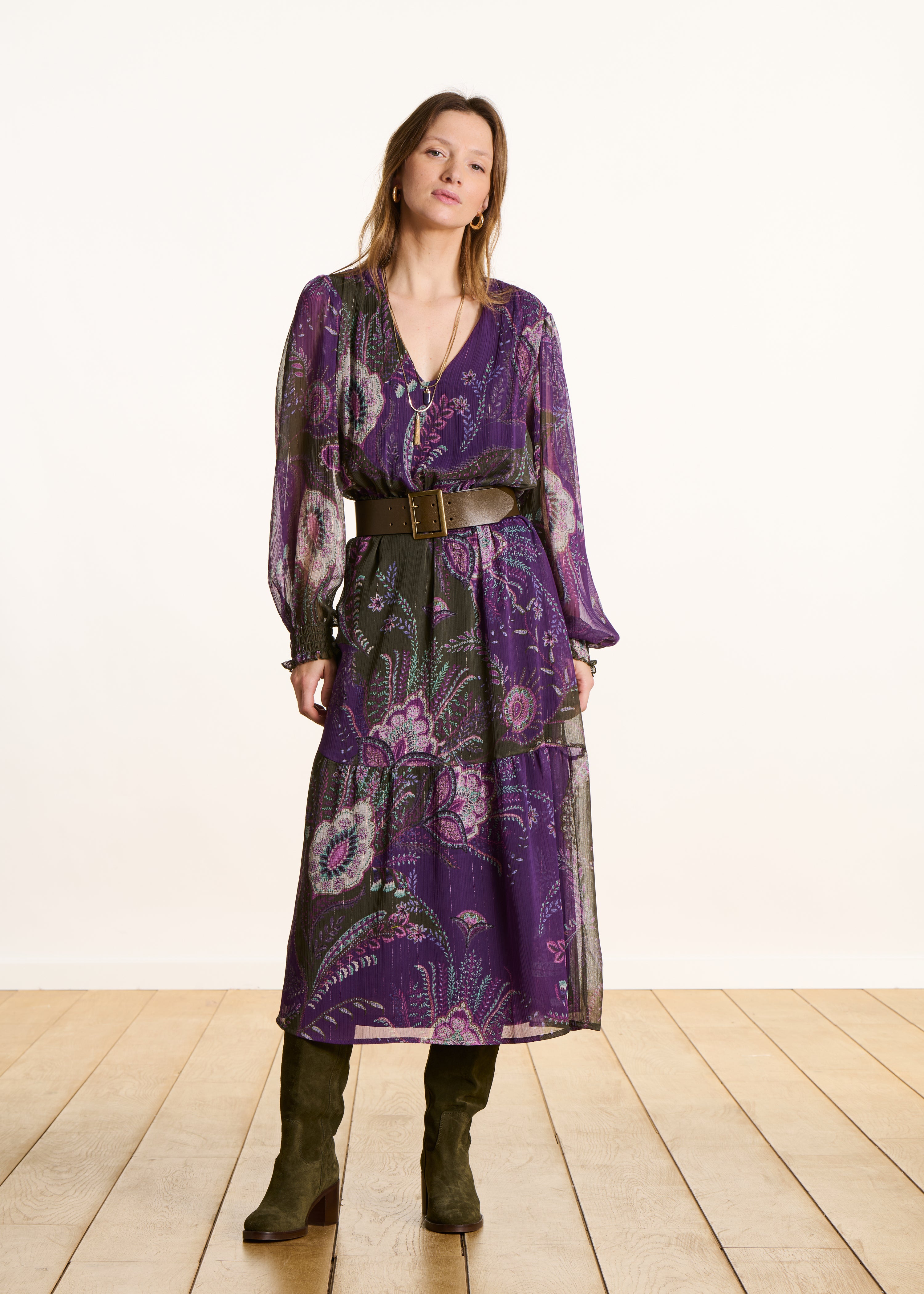 Robe longue cintrée à col V violet et vert avec volant et imprimé