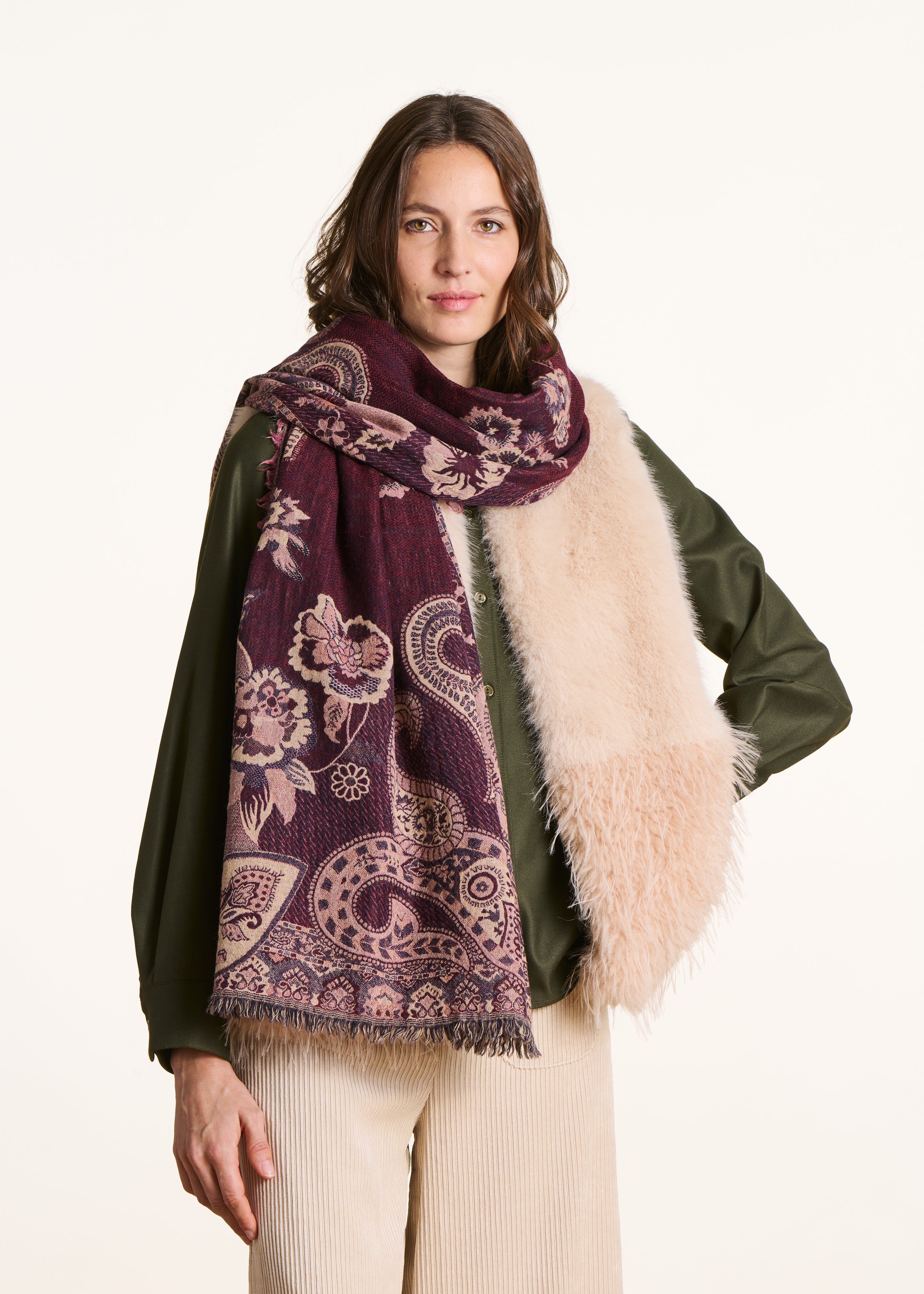 Écharpe en laine brodée