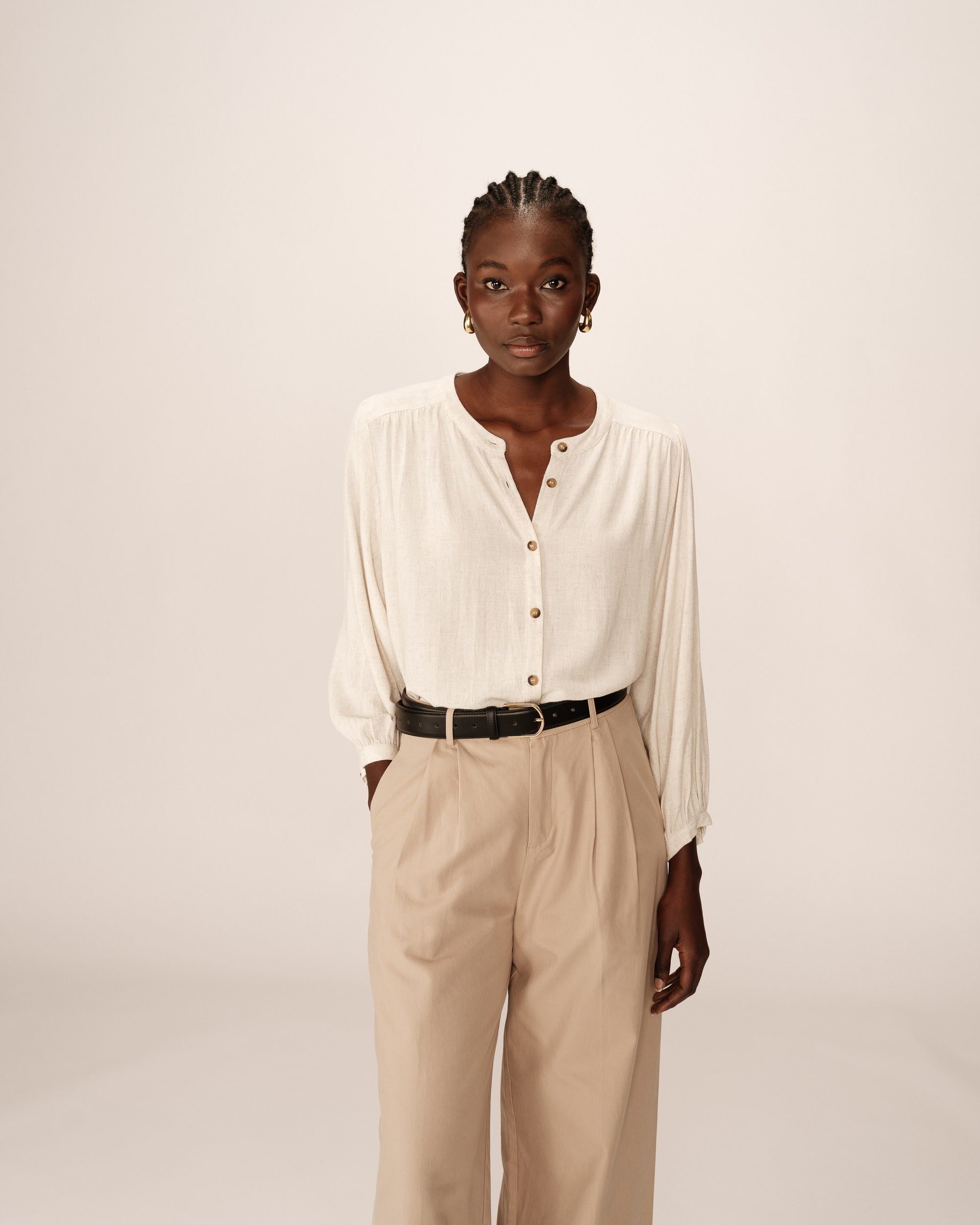 Blouse large fluide beige Portrait