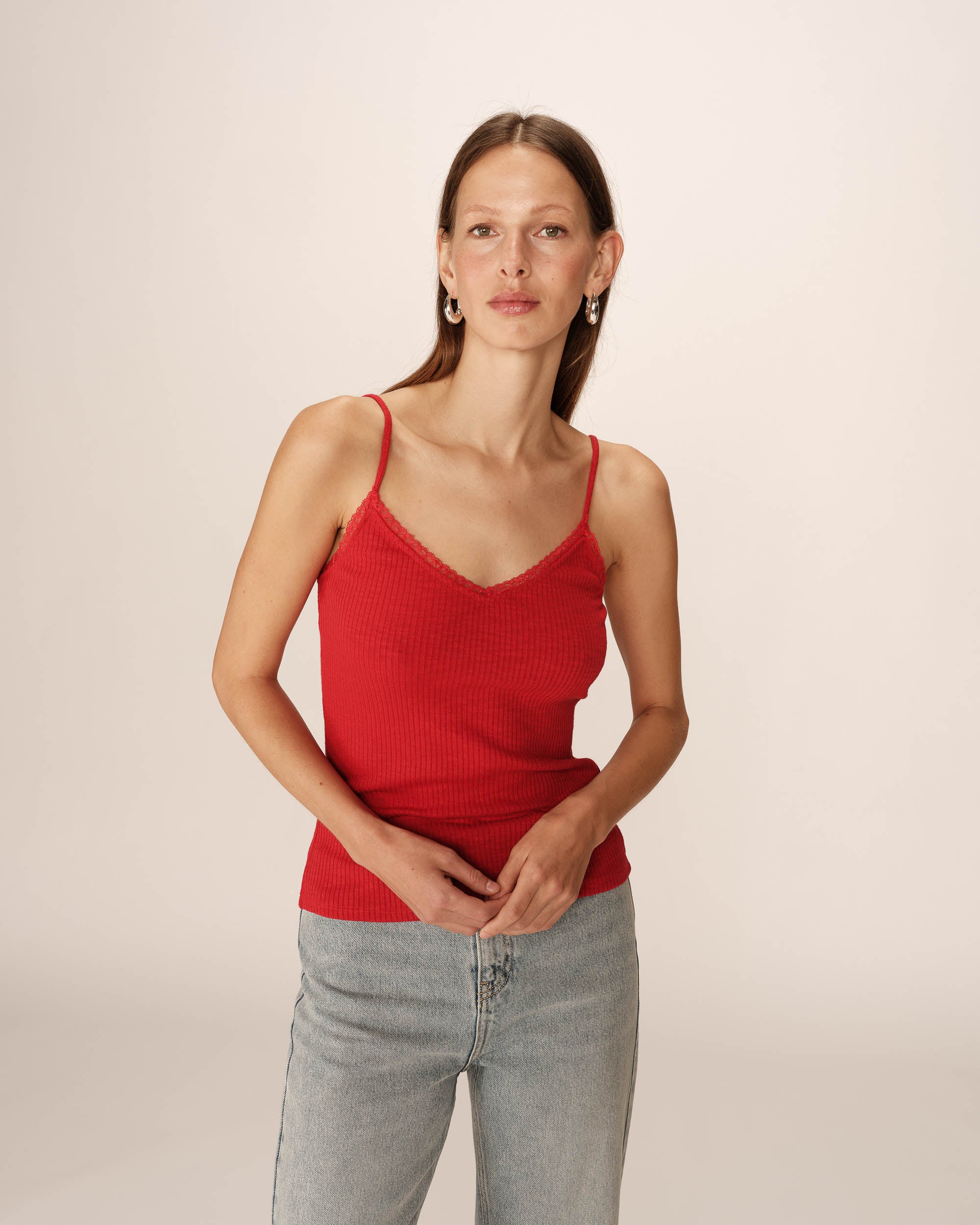 Top avec lisere en dentelle rouge Presto